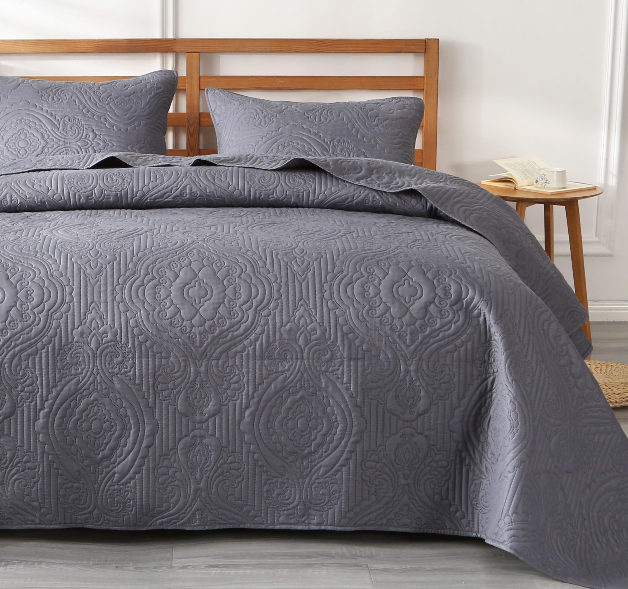 ENJOHOS Summer Quilt Bedspread Queen Size - Lightweight Grey Reversible Microfiber Embossed 3-Piece Bedding Set with Pillow Shams | Breathable Thin Quilted Blanket for Queen Bed | Perfect for Summer Nights, Guest Rooms & Cozy Bedroom Decor