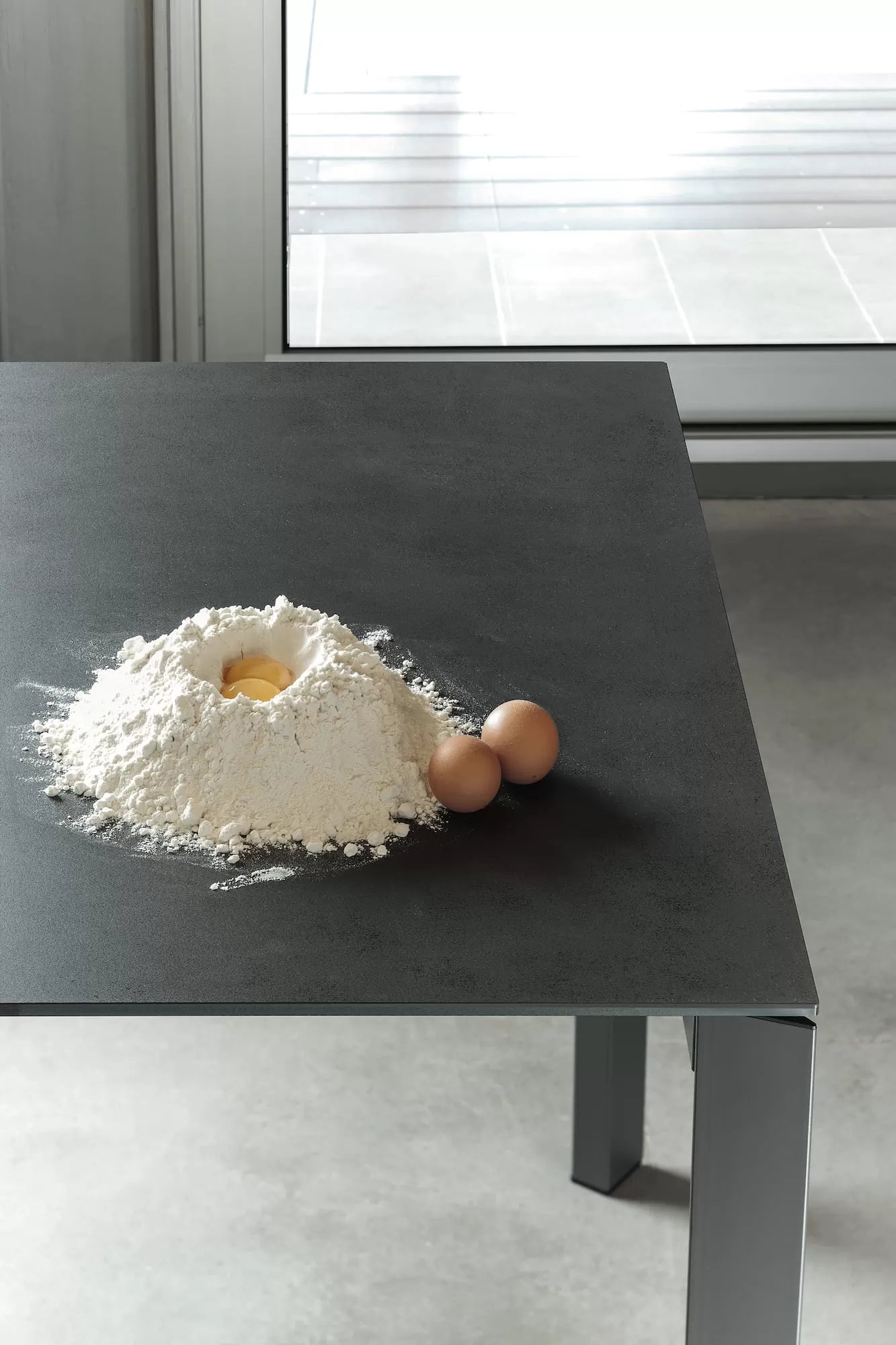 Dublino Extendable Dining Table - Expandable Melamine Table for 4-6 People, Perfect for Small Spaces, Kitchens & Dining Rooms