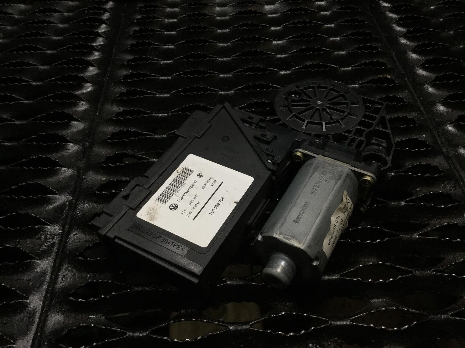 Original Porsche Cayenne 03-06 Rear Right Passenger Door Window Motor 7L0959794A OEM Replacement - Perfect for Smooth Window Operation & Car Repair