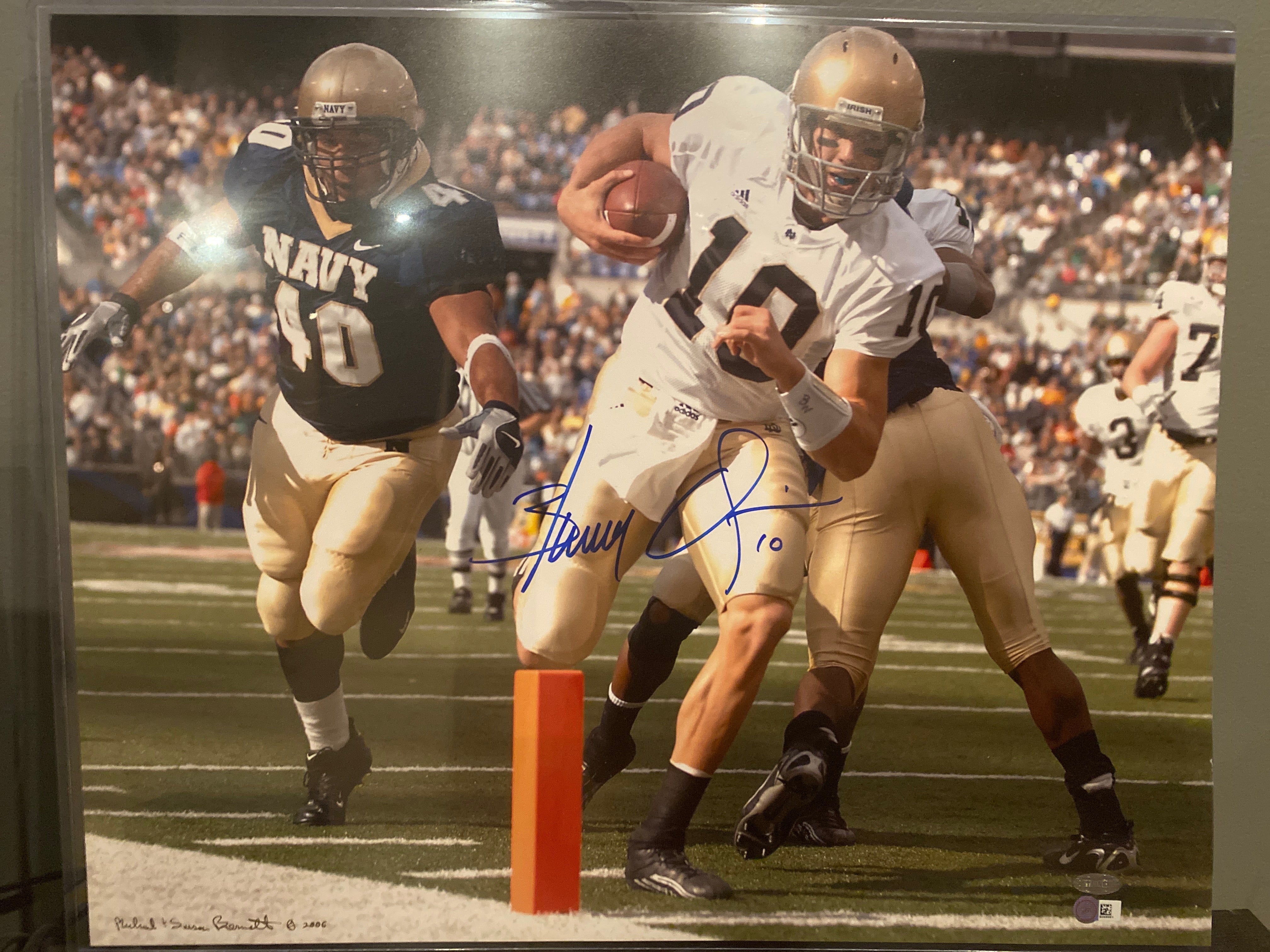 Brady Quinn Autographed Notre Dame Rushing TD 16x20 Photo - Signed Memorabilia for Football Fans & Collectors - Perfect for Man Cave, Sports Bar, or Gift