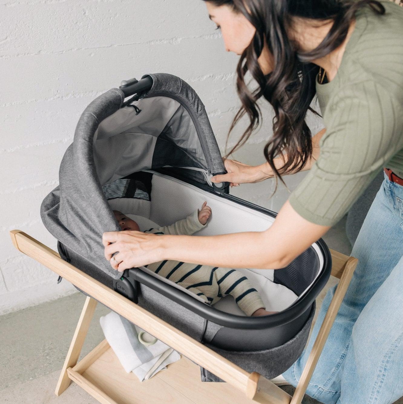 UPPAbaby Bassinet Stand - Lightweight & Portable Baby Crib for Newborns | Perfect for Nursery, Travel & Co-Sleeping | Safe & Sturdy Design for Day & Night Use
