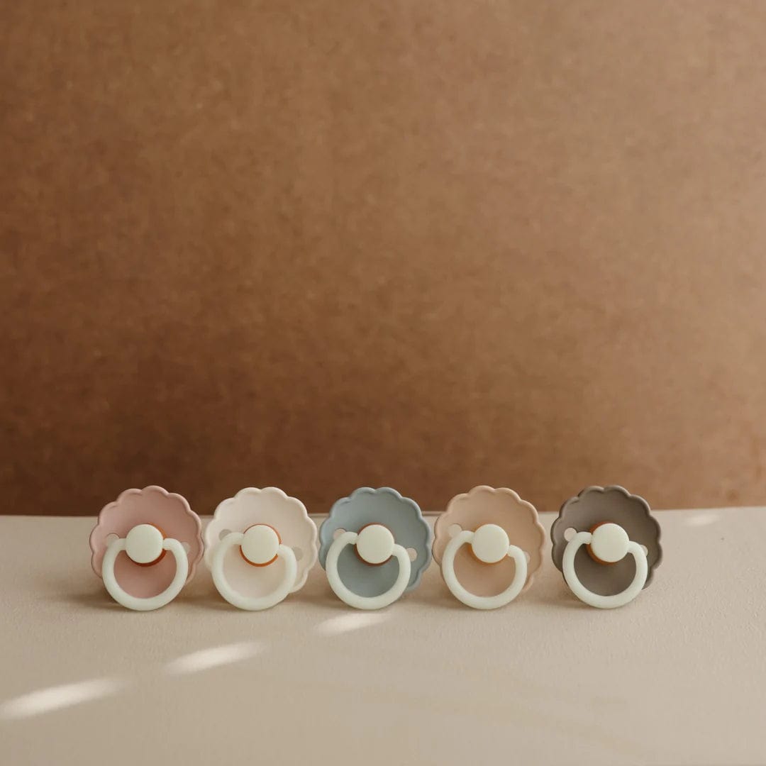 Mushie FRIGG Daisy Night Natural Rubber Baby Pacifier for Newborns 0-6 & 6-18 Months - Soothing Orthodontic Pacifier for Day & Night Use, Perfect for Nursery, Travel & On-the-Go Comfort