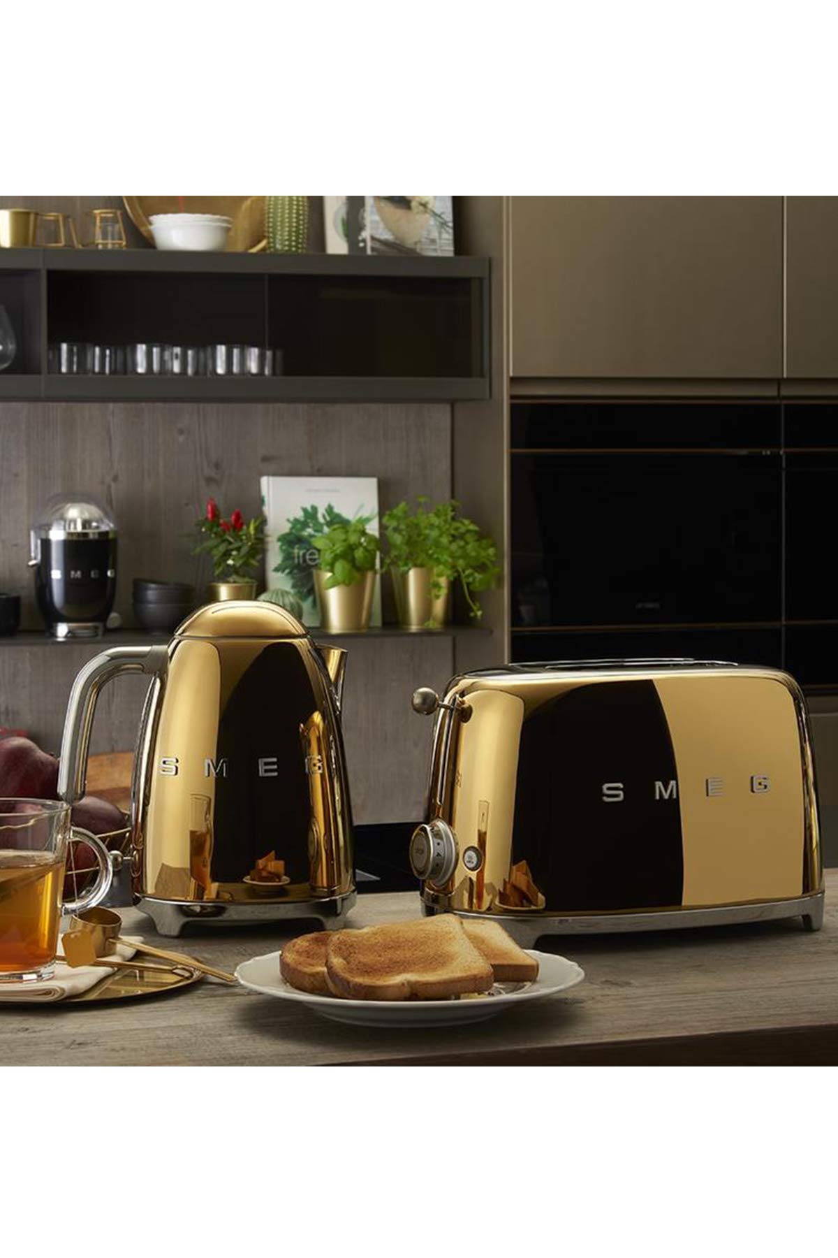 Smeg Retro Style Electric Kettle - 1.7L Gold Stainless Steel Tea Kettle with Automatic Shut-Off - Perfect for Home, Office & Gift Giving - Vintage Collection for Tea & Coffee Lovers