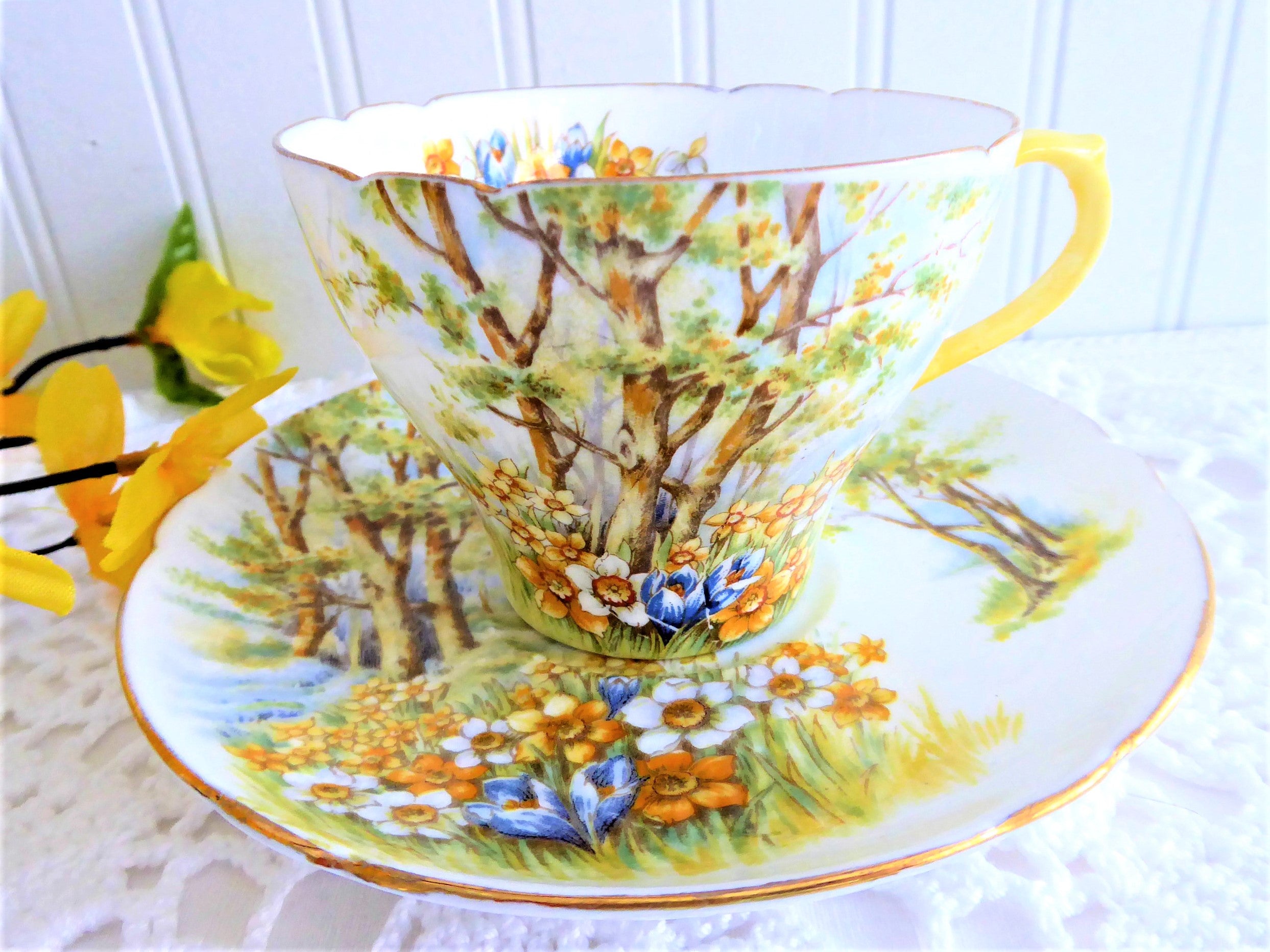 Vintage Shelley Daffodil Time Cup and Saucer Set - 1950s Sunny Yellow Porcelain with Gold Trim - Cambridge Collection - Perfect for Afternoon Tea, Collectible Display, or Vintage Home Decor