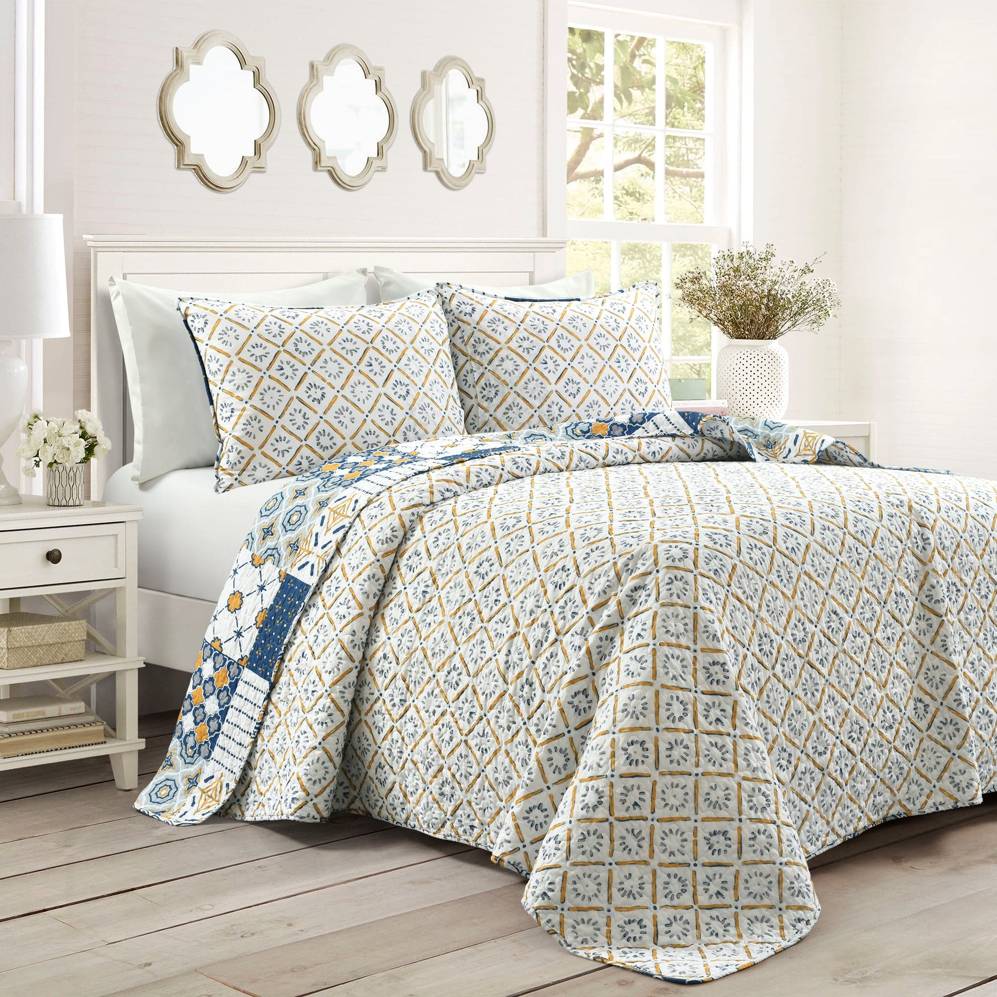 Monique Patch 3-Piece Quilt Set - Queen Size Bedding, Soft & Cozy Comforter with Matching Pillow Shams - Perfect for Master Bedroom, Guest Room & Cozy Home Decor
