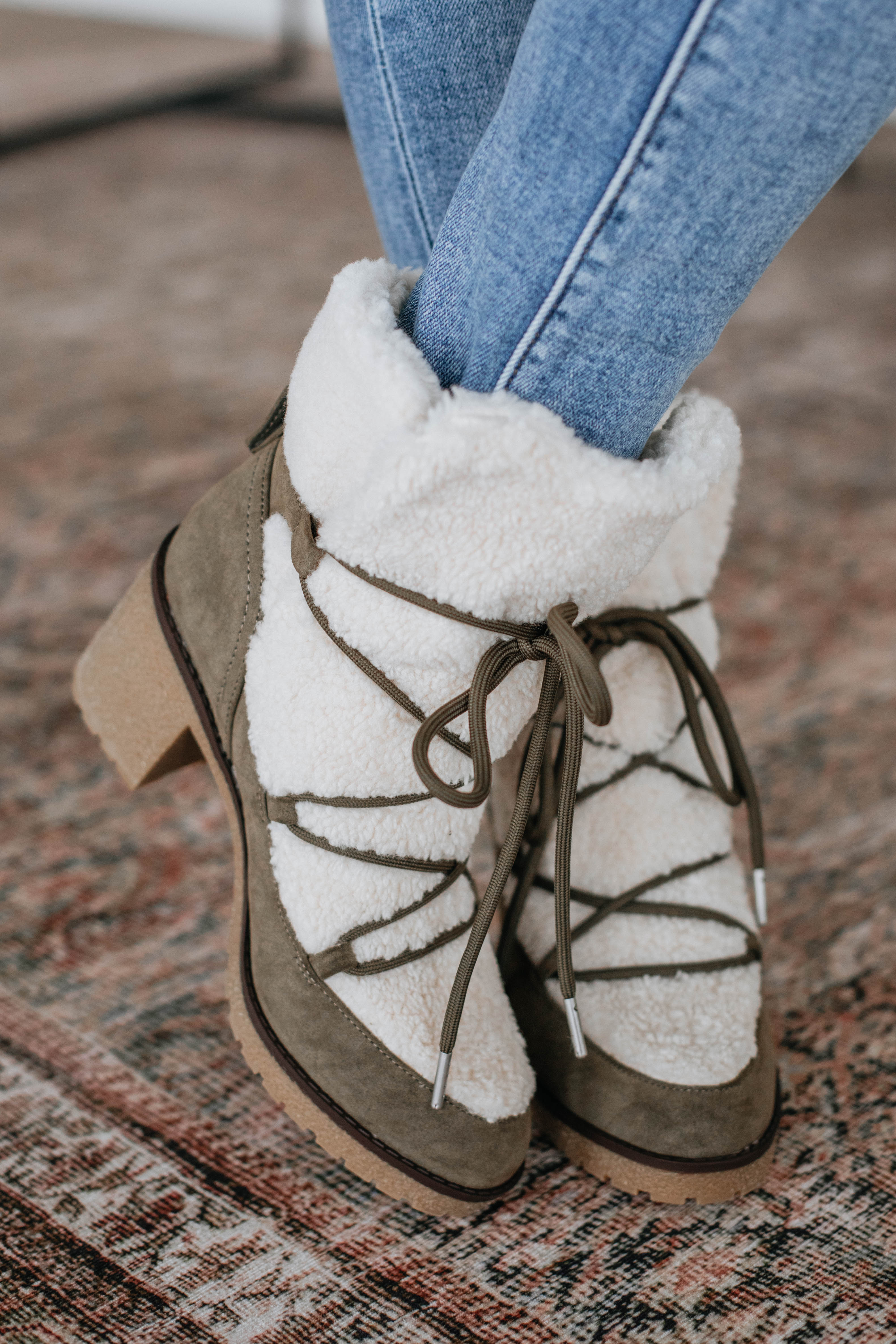 Warm & Stylish Embracing The Chill Boots - Waterproof Winter Boots for Women - Perfect for Snow, Hiking & Outdoor Adventures