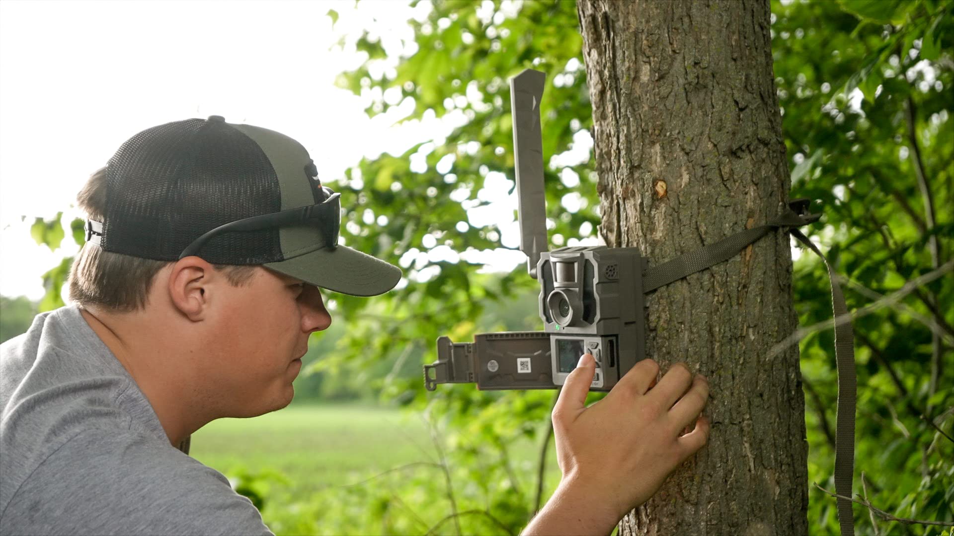 TACTACAM Reveal X PRO Cellular Trail Camera for Verizon & AT&T - No Glow, GPS Tracking, LCD Screen, HD Photos & Videos - Includes Solar Panel, Lipo Battery & 32GB SD Card - Perfect for Wildlife Monitoring, Hunting & Outdoor Security