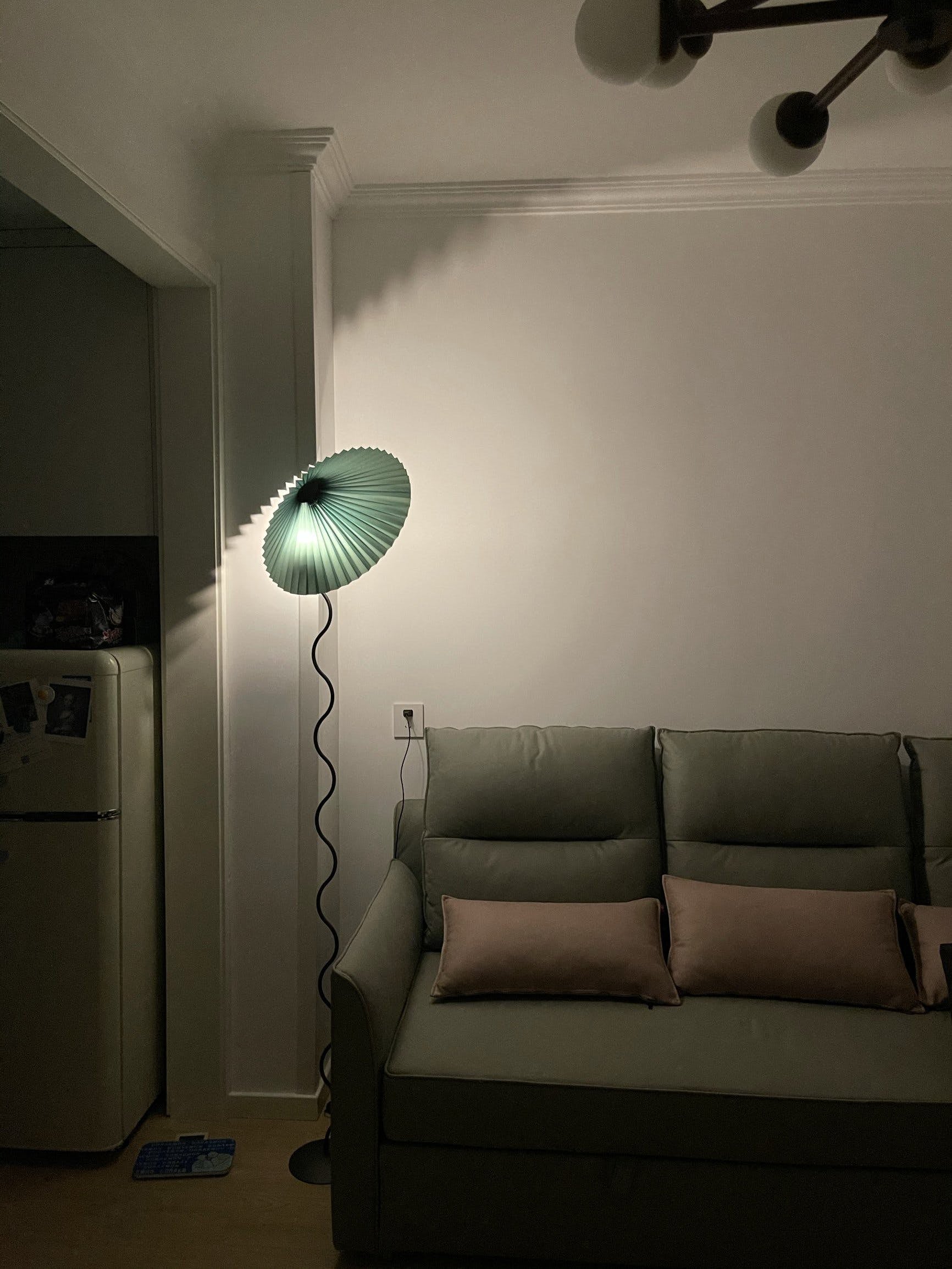 Modern Squiggle Floor Lamp - Adjustable LED Standing Light for Living Room, Bedroom & Office - Stylish Home Decor Lighting for Reading & Relaxation