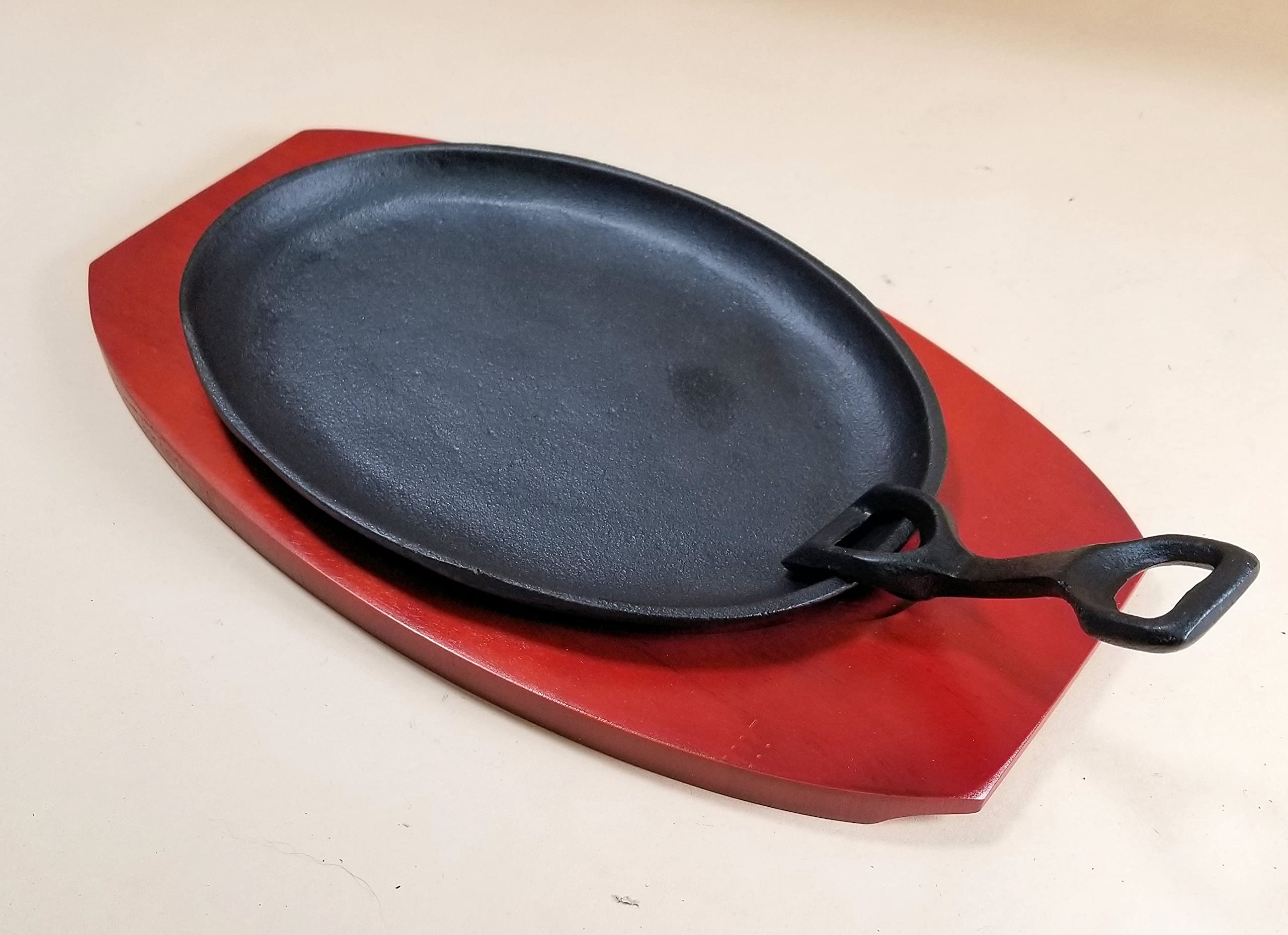 2 Large Cast Iron Sizzling Plates with Wooden Platters & Holders - Perfect for Steak, Fajitas & Sizzling Dishes at Home or Restaurant