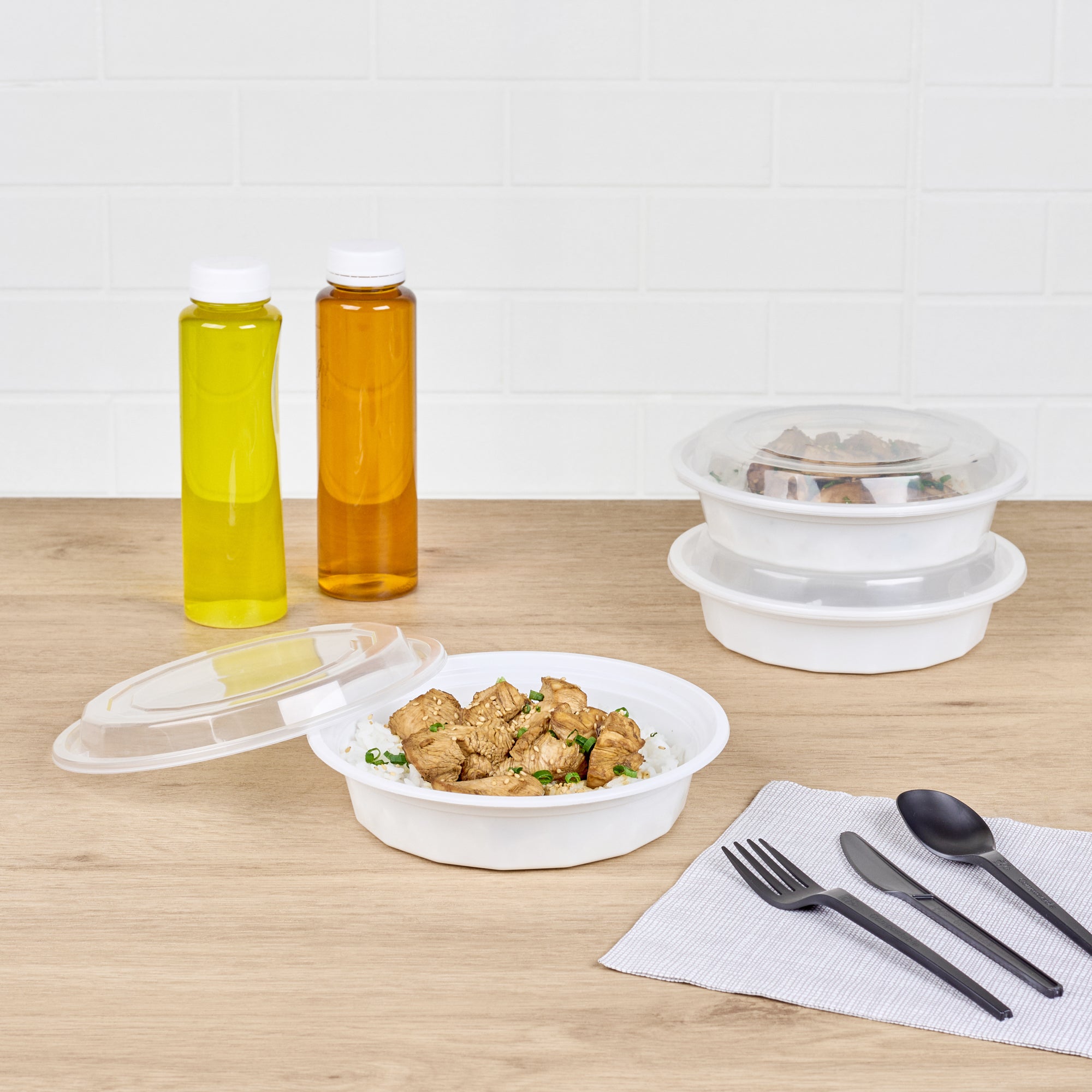24 oz Round White Plastic Food Storage Containers with Clear Lids - 50 Pack, Microwave Safe To-Go Boxes (7.25