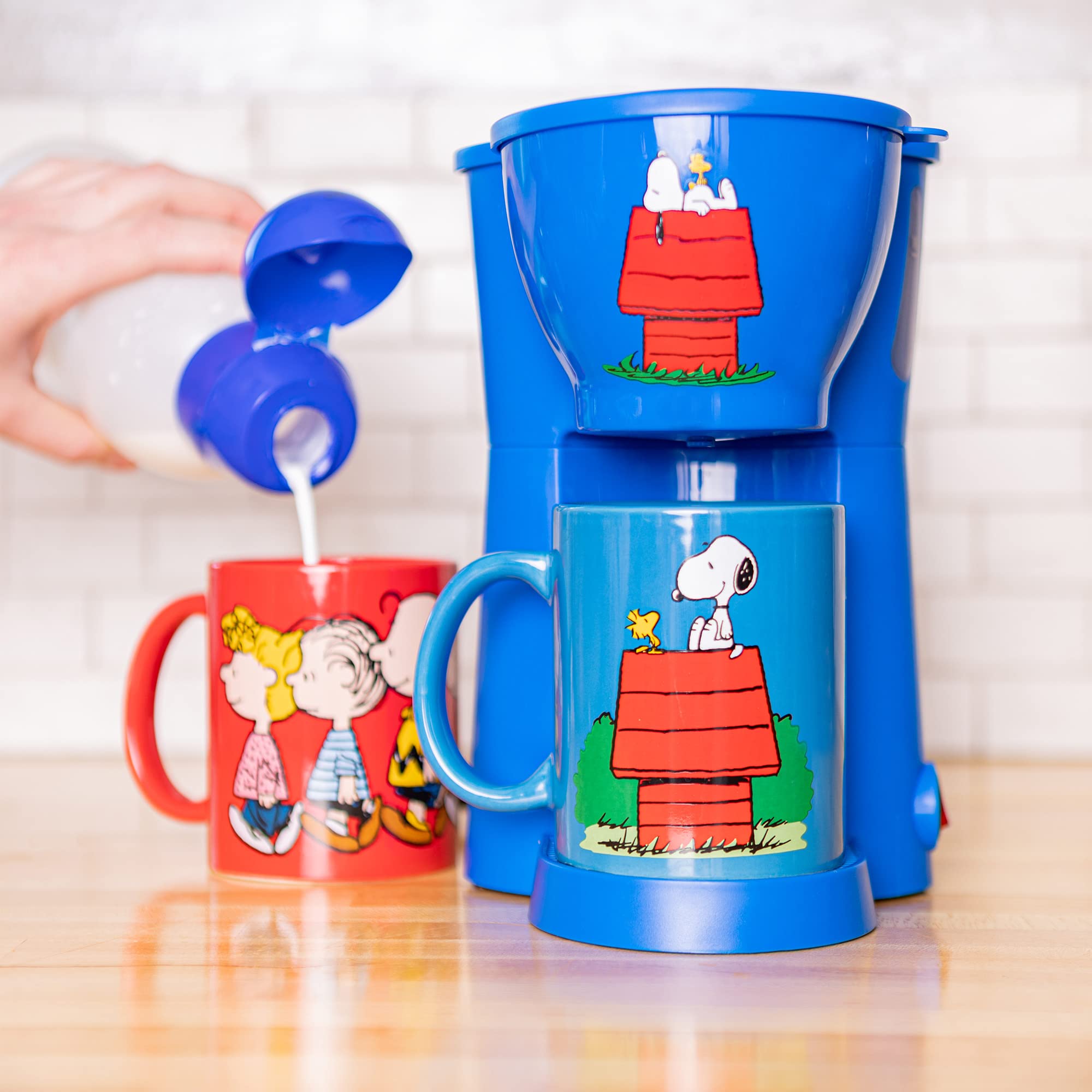 Uncanny Brands Peanuts Single Serve Coffee Maker with 2 Mugs - Perfect Gift Set for Home & Office Use | Compact Coffee Machine for Peanuts Fans