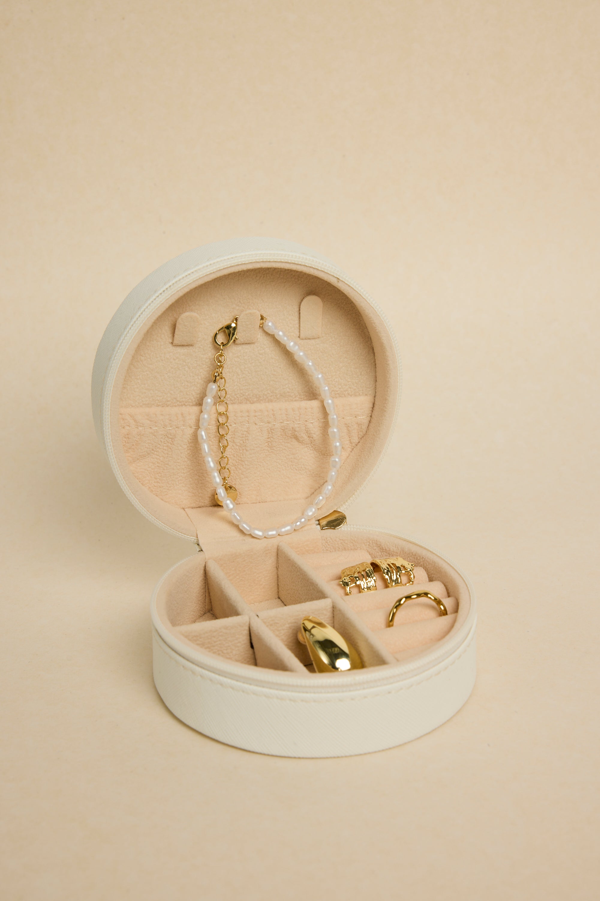 Round White Jewelry Travel Case - Compact & Durable Jewelry Organizer for Necklaces, Rings & Earrings - Perfect for Travel, Gifts & Daily Storage
