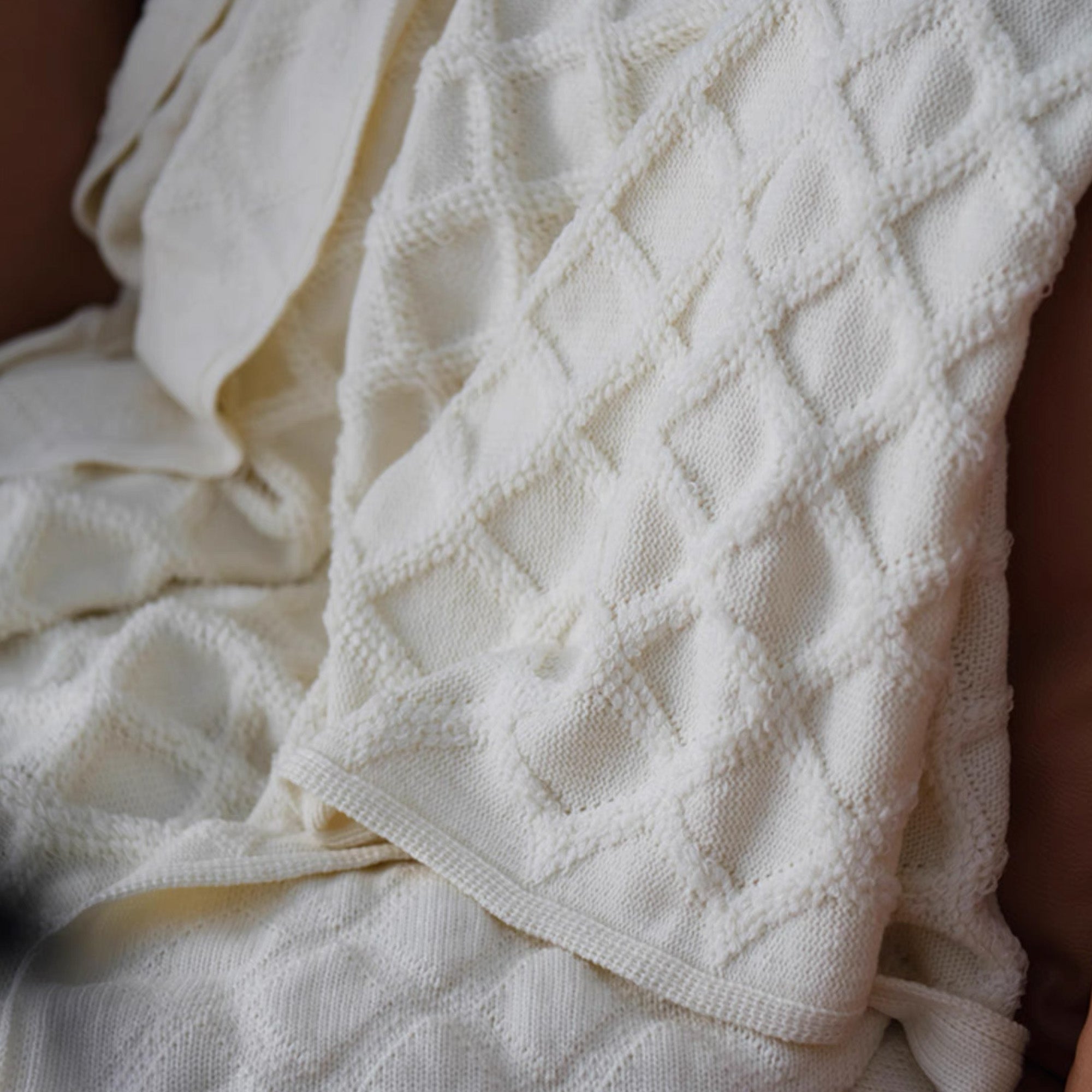 Luxurious Diamond Weave Throw Blanket - Soft & Cozy Knitted Blanket for Couch, Bed, Sofa - Perfect for Home Decor, Gifts & Winter Warmth