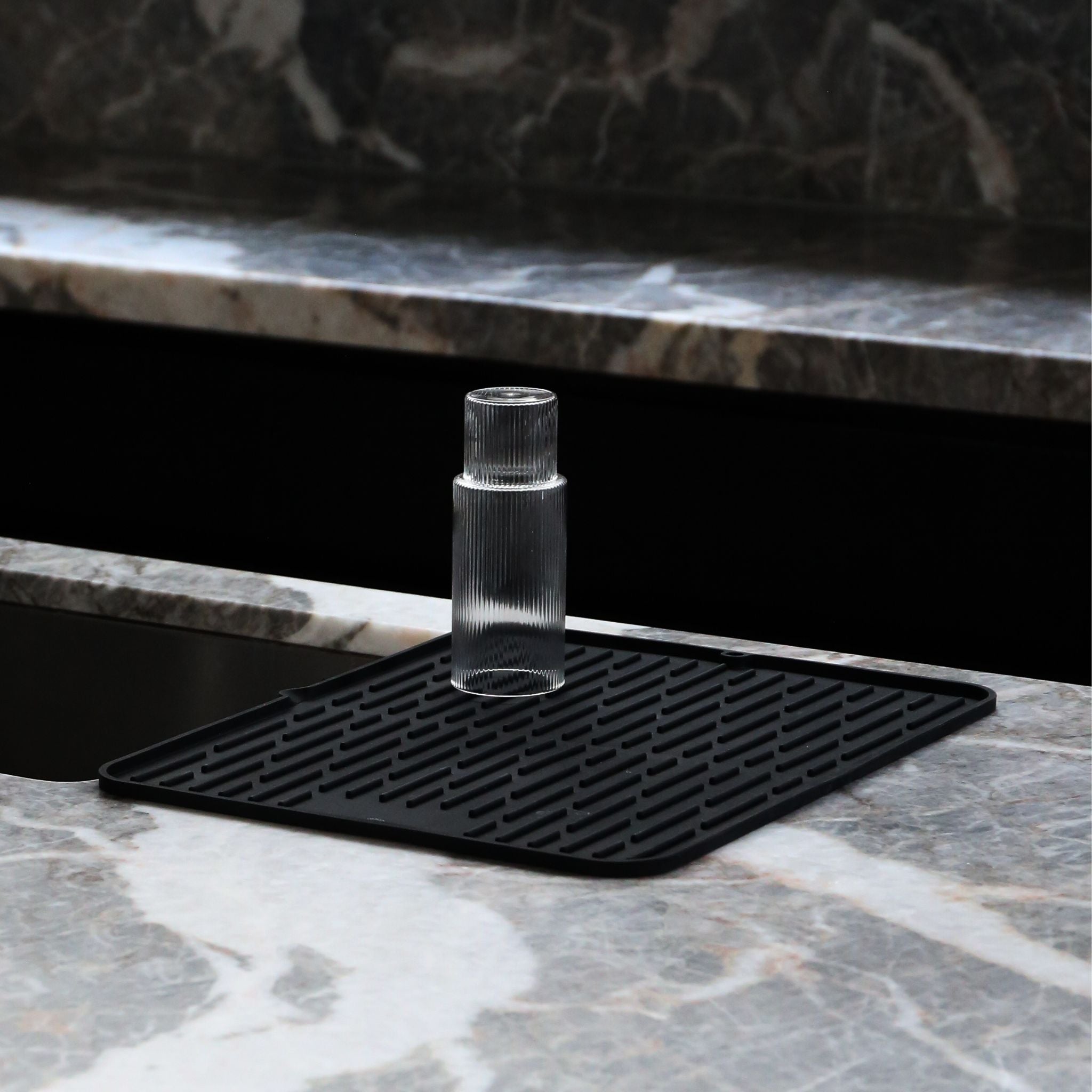 DESIGNSTUFF Large Folding Silicone Drying Mat with Drainage Hole - Black | Non-Slip Dish Drying Rack for Kitchen Counter, Sink & Travel | Perfect for Drying Dishes, Fruits & Vegetables