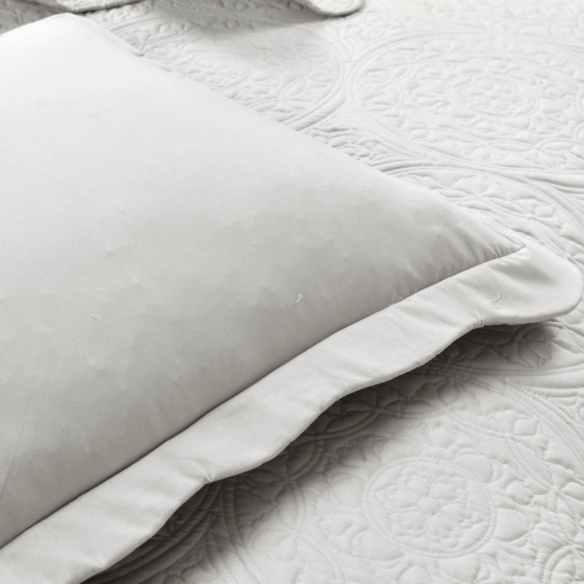 Medallion Scalloped Edge Oversized Bedspread Set - King Size Luxury Bedding with Embroidered Design for Master Bedroom, Guest Room & Hotel Decor