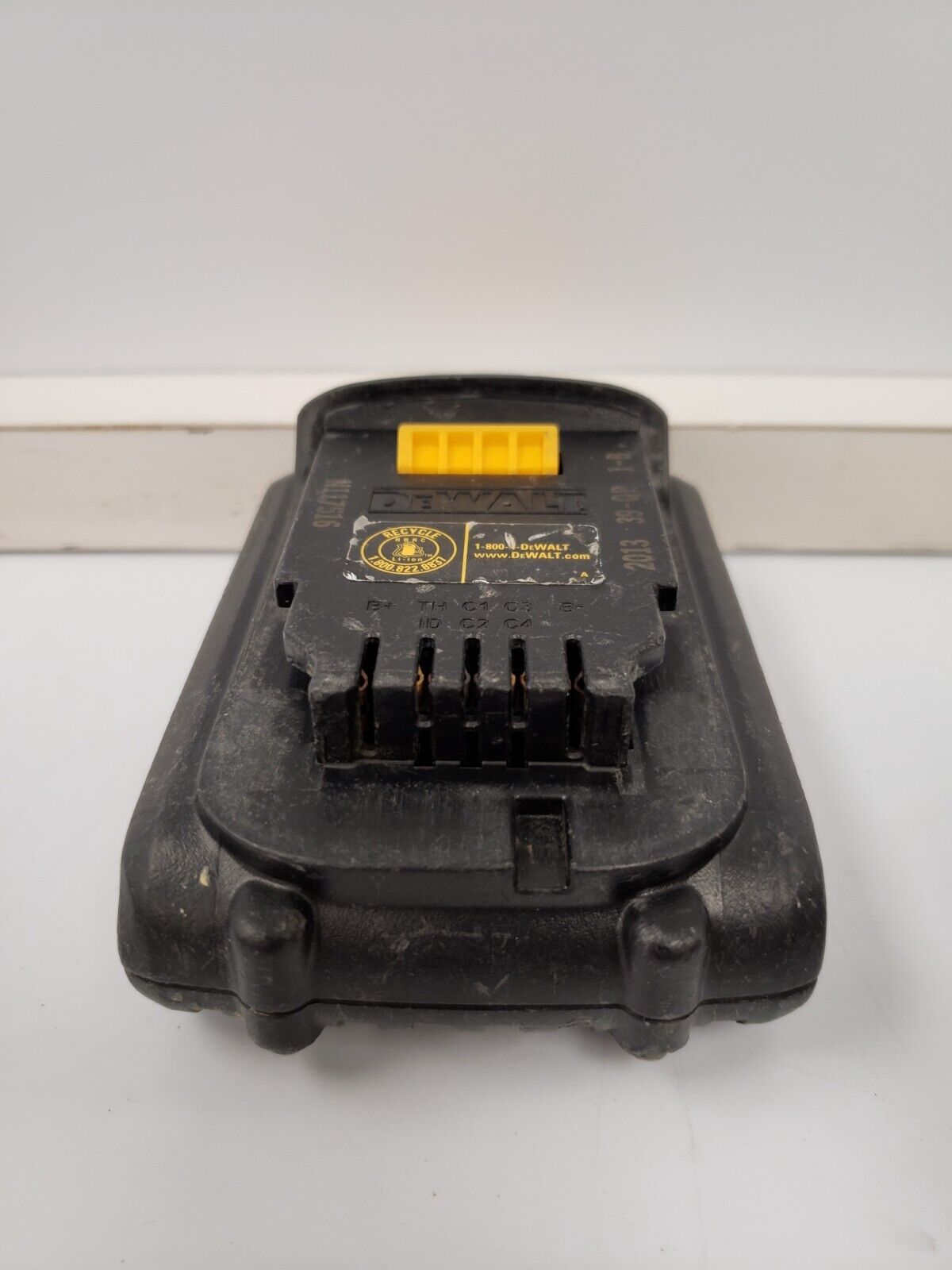 DEWALT DCB201 20V MAX Lithium-Ion Battery Pack - Compatible with DEWALT 20V Tools - Power Drills, Saws, Flashlights & More - Ideal for Construction, DIY Projects & Home Improvement