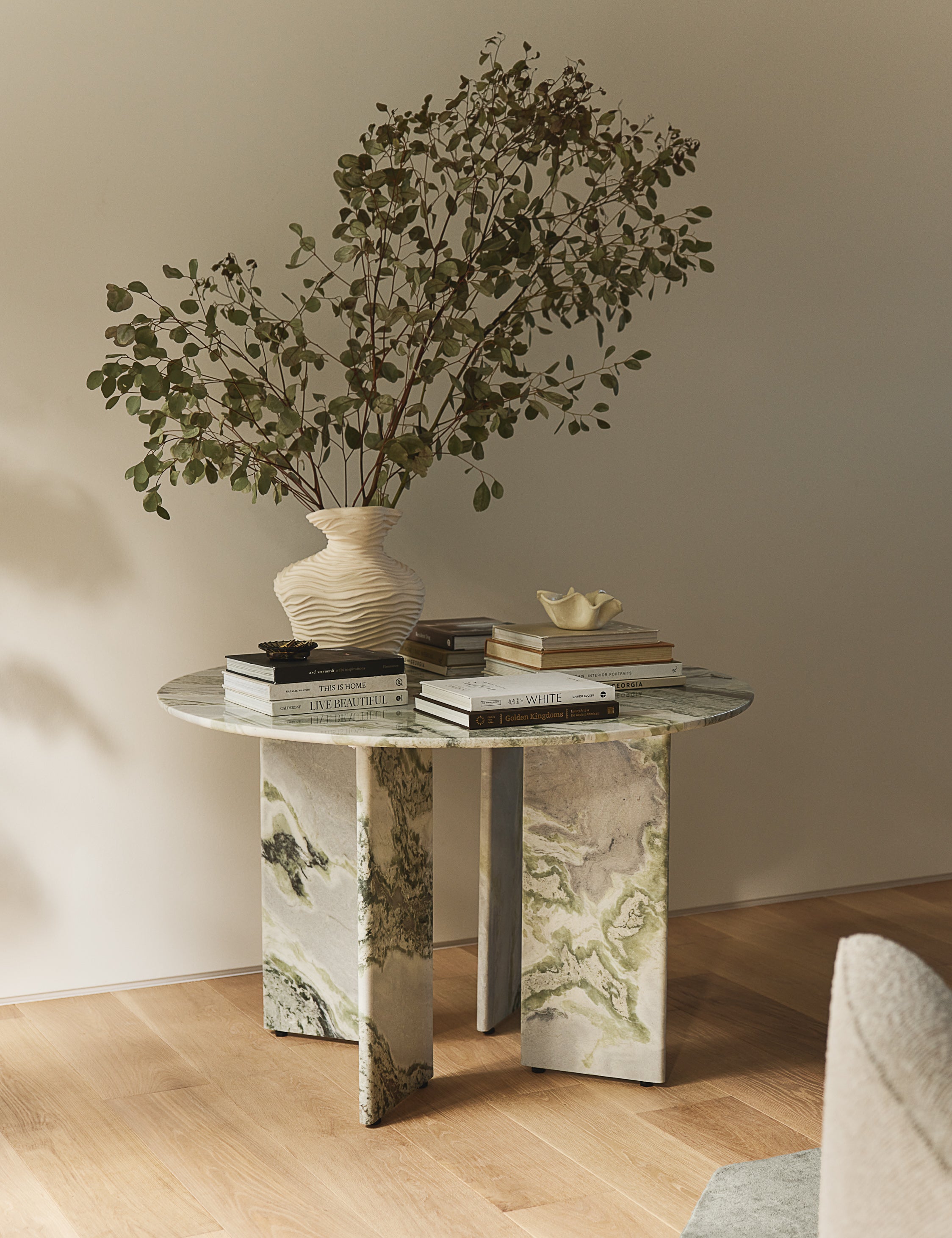 Stylish Celia Round Dining Table for 4-6 People - Perfect for Small Spaces, Kitchens & Dining Rooms - Modern & Space-Saving Design