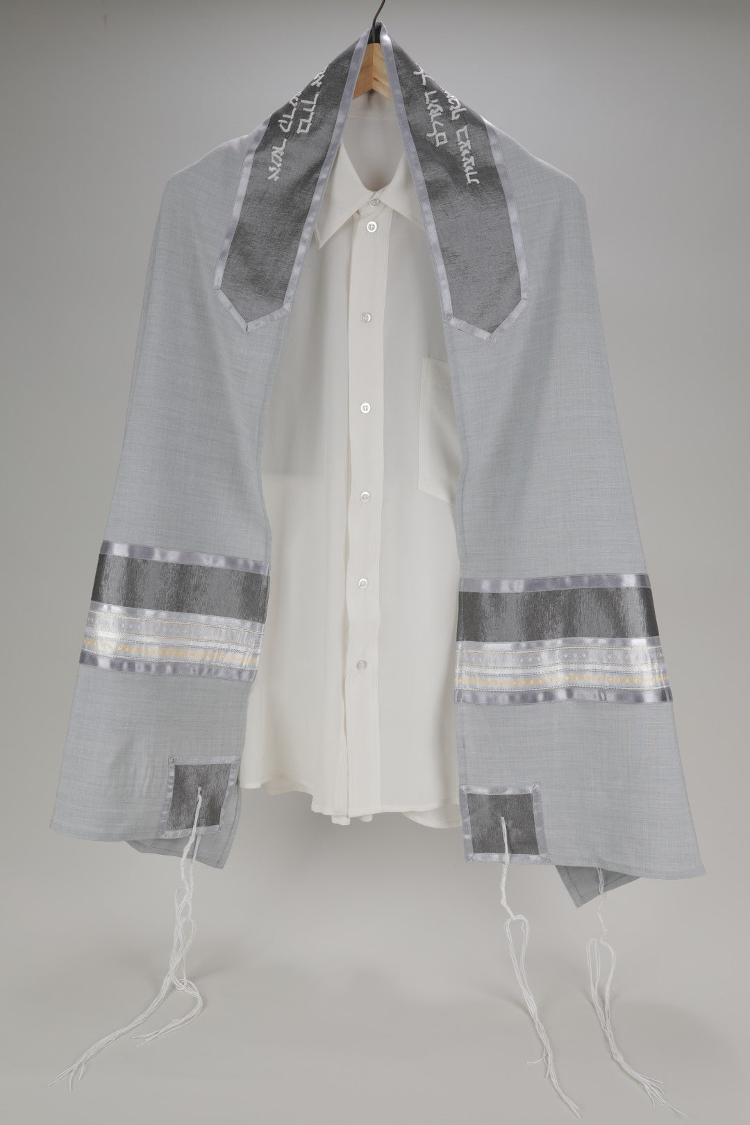 Elegant Gray Tallit for Men - Premium Bar Mitzvah Prayer Shawl Set with Tzitzit - Perfect for Jewish Religious Ceremonies & Synagogue Worship