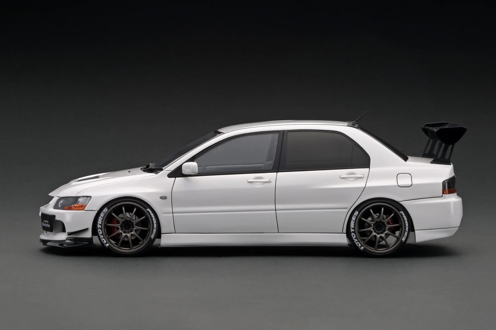 1:18 Scale Mitsubishi Lancer Evolution IX CT9A White Diecast Model Car - No Engine Display - Perfect for Collectors, Racing Fans & Display Shelves