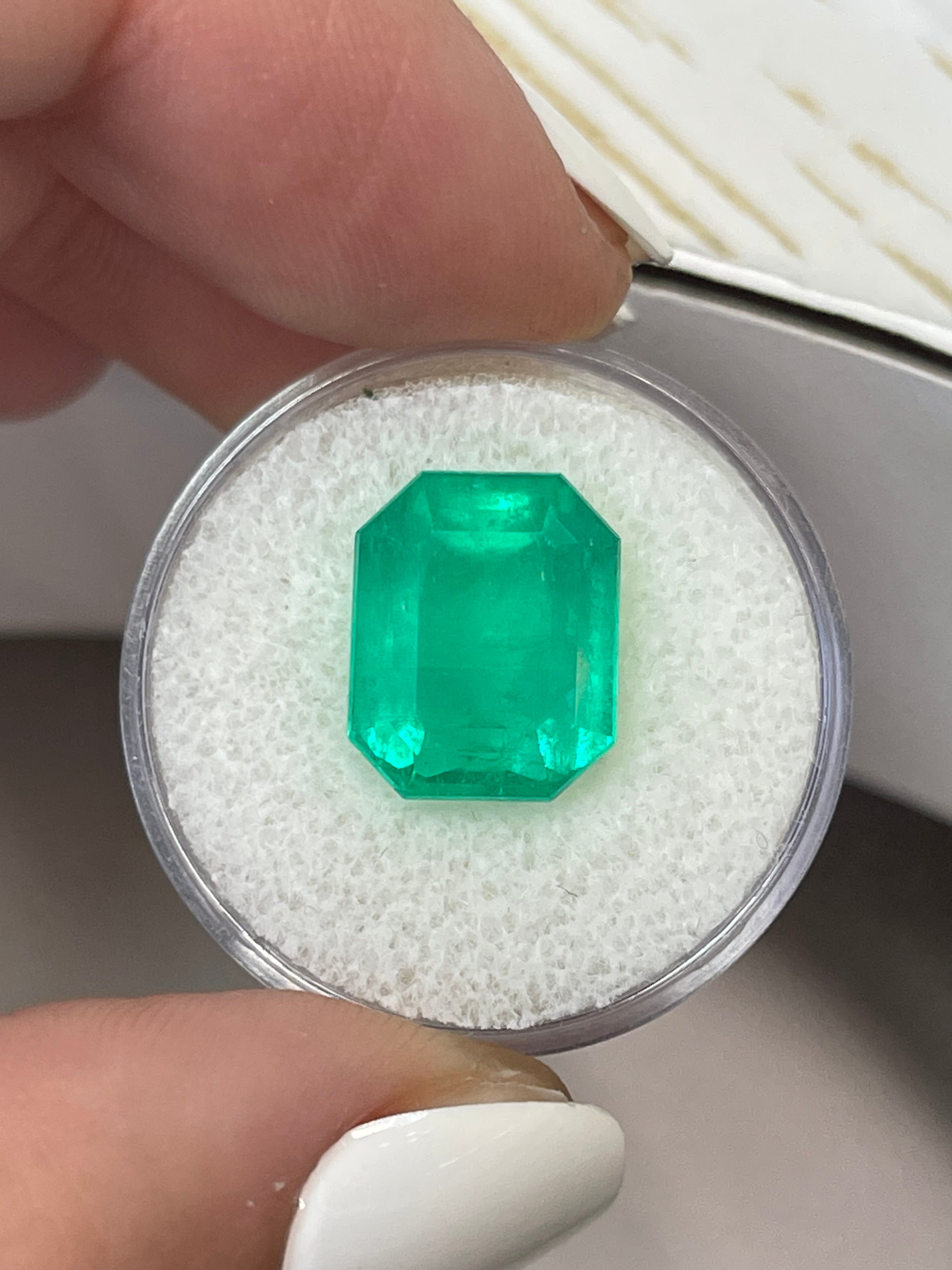 8.46 Carat 13x11mm Natural Colombian Emerald Gemstone - Classic Green Emerald Cut Loose Stone for Jewelry Making, Engagement Rings & Luxury Gifts
