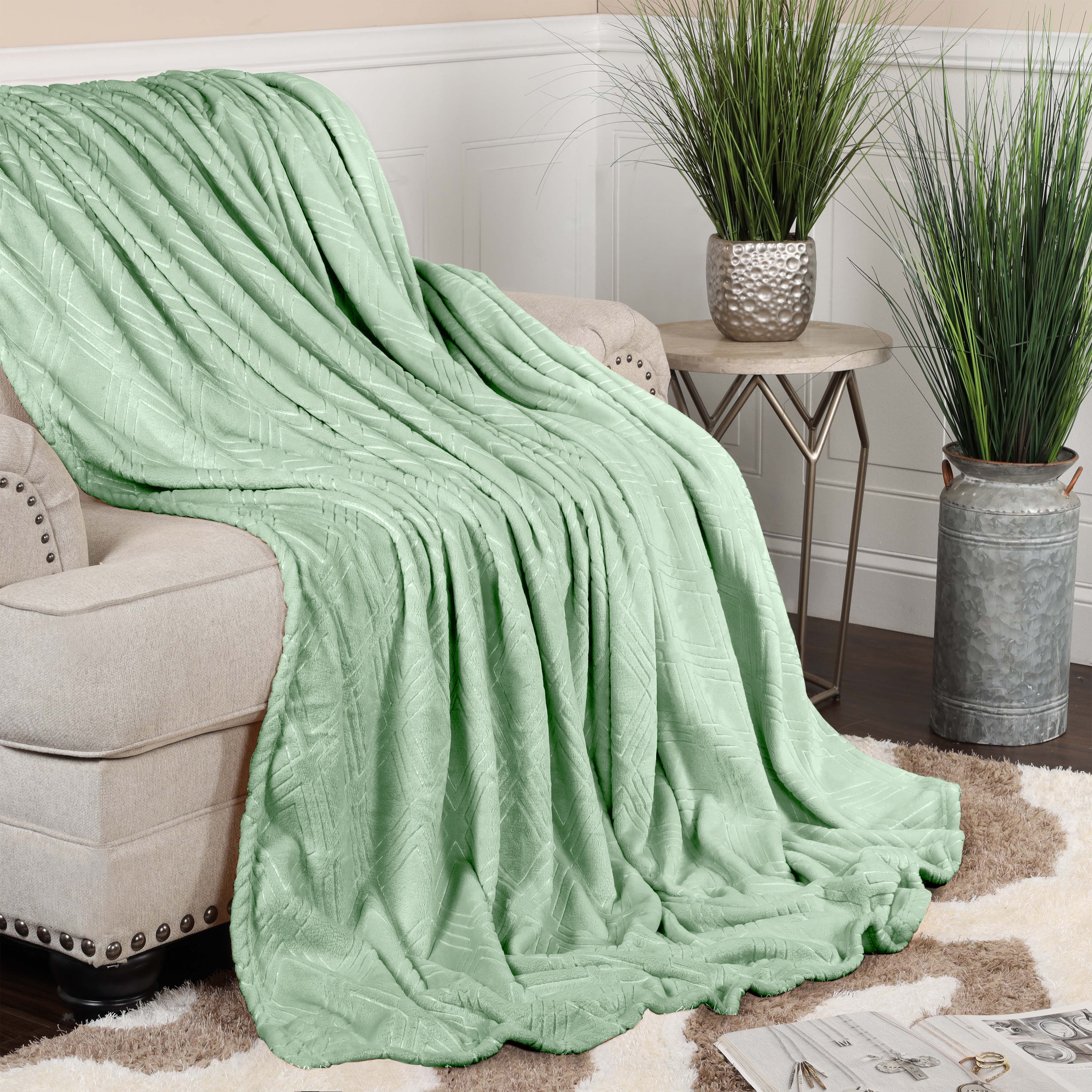 Premium Alaska Diamond Plush Fleece Blanket - Ultra Soft & Cozy Throw for Bed, Sofa, and Travel - Warm Winter Blanket for Home, Office, and Camping