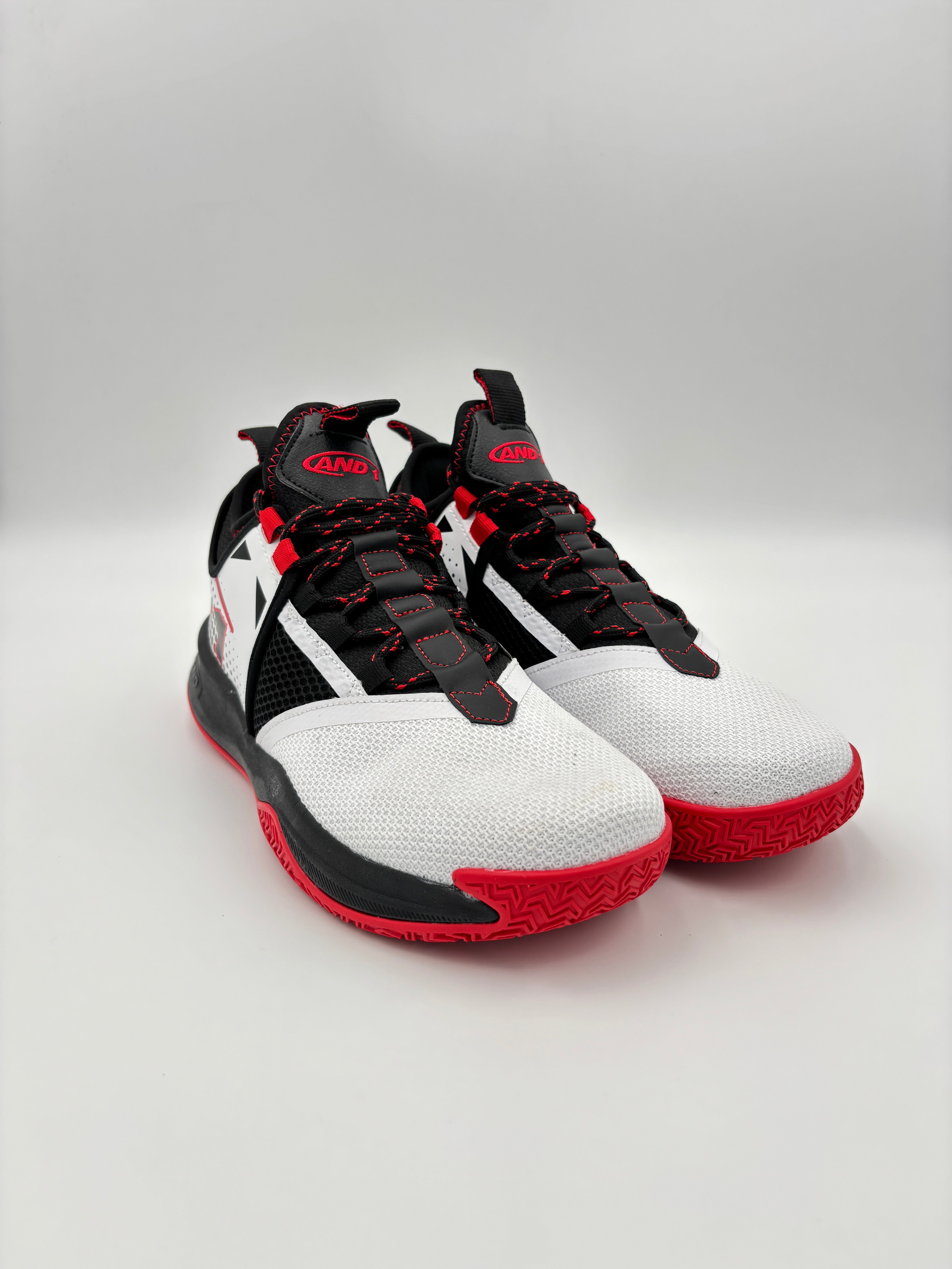AND 1 Men's Charge Basketball Shoes - White/Black/Red - High Performance Court Shoes for Indoor & Outdoor Play - Perfect for Training, Games & Streetwear Fashion
