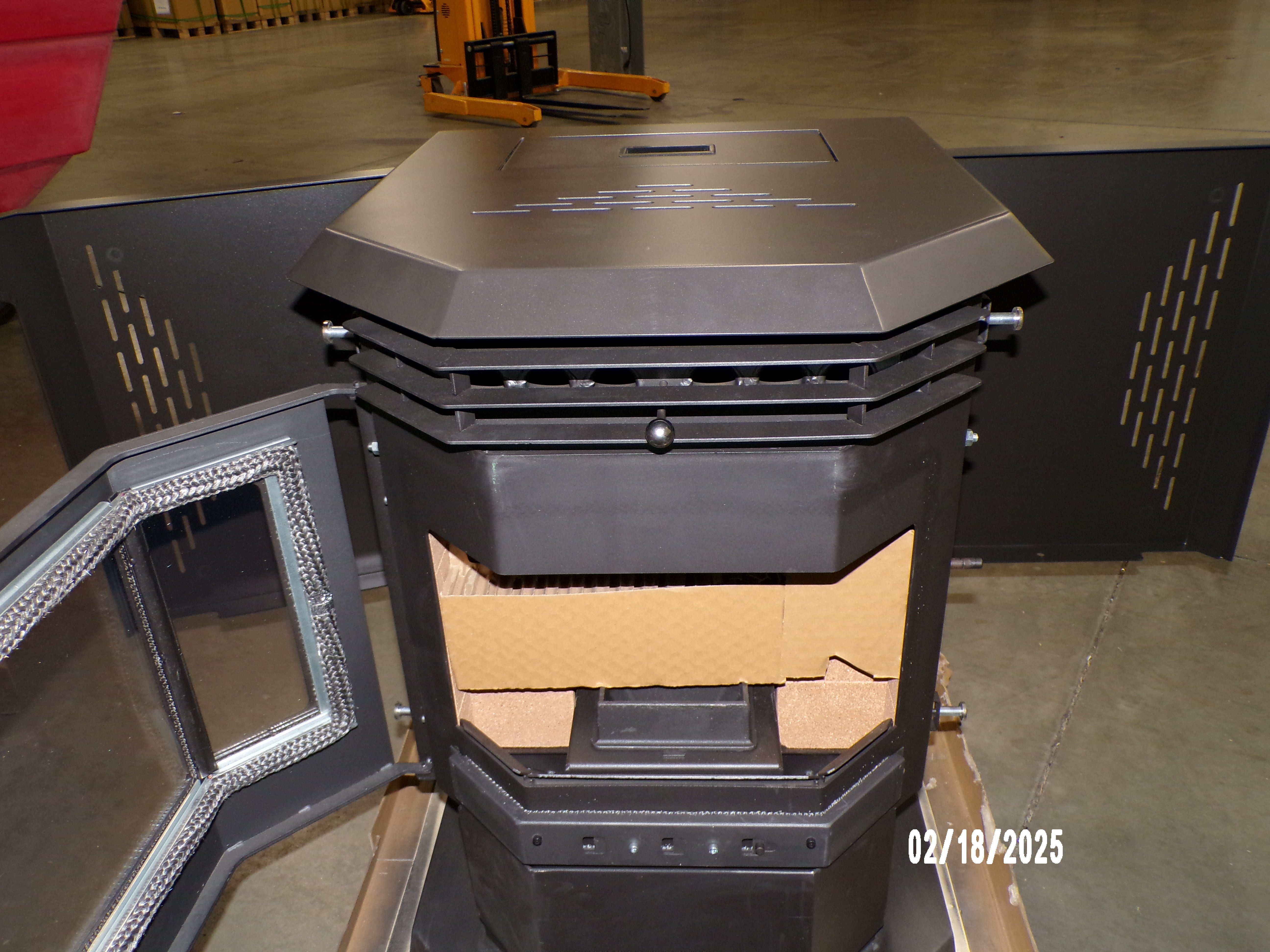 HP21 Black Pellet Stove with Minor Scratches/Dents - Model SD0770 | Efficient Home Heating for Winter & Cozy Cabin Ambience