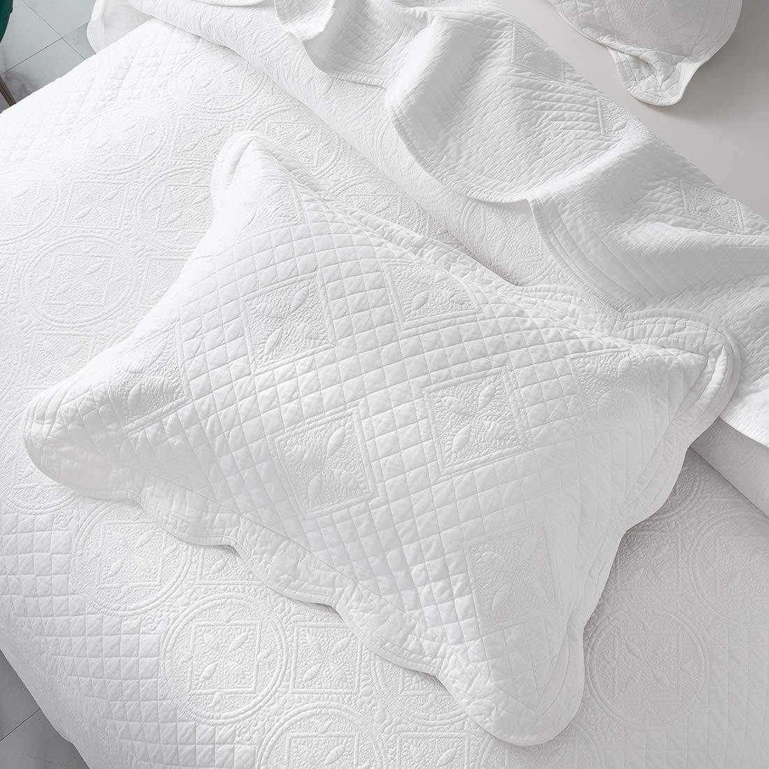 VCTOPS 3-Piece 100% Cotton Solid Quilt Set - Oversize Queen Embroidered Reversible Lightweight Quilted Coverlet Bedspread for All Seasons (White) - Perfect for Master Bedroom, Guest Room & Dorm Decor