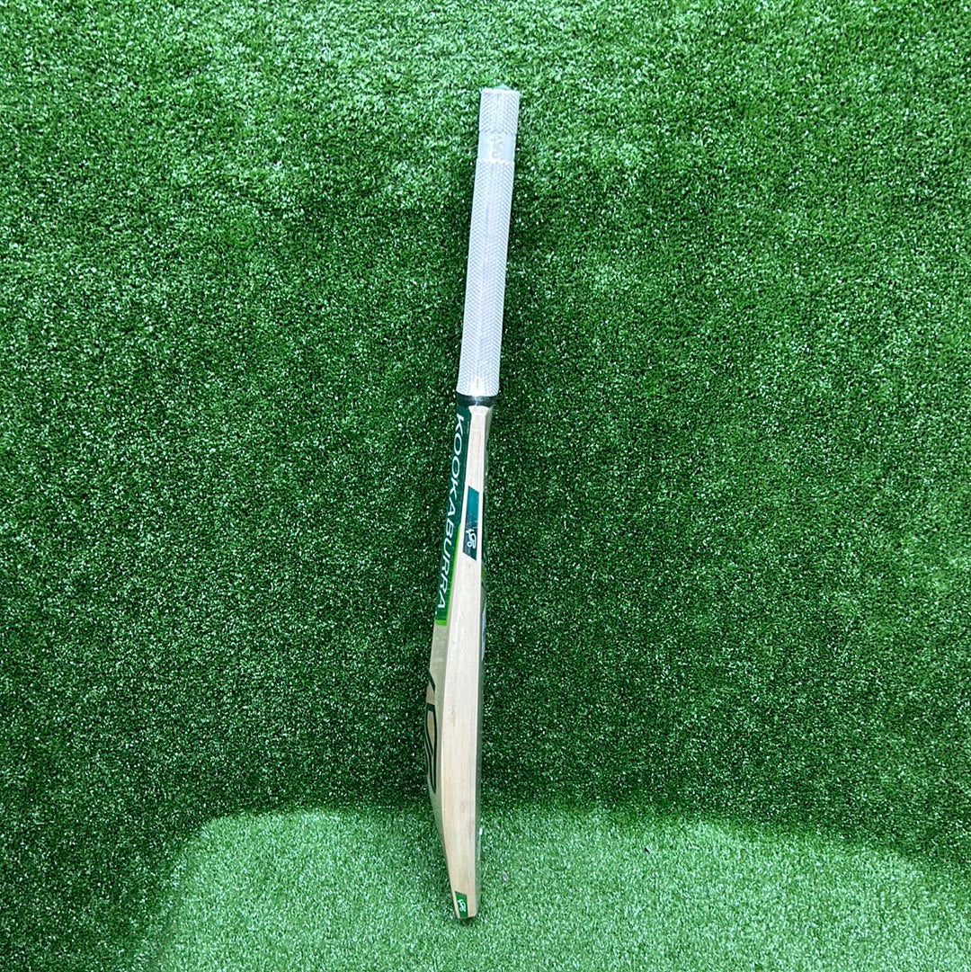 Kookaburra Kahuna 600 Junior/Youth English Willow Cricket Bat - Lightweight & Durable for Training & Matches - Perfect for Young Cricket Players & Beginners