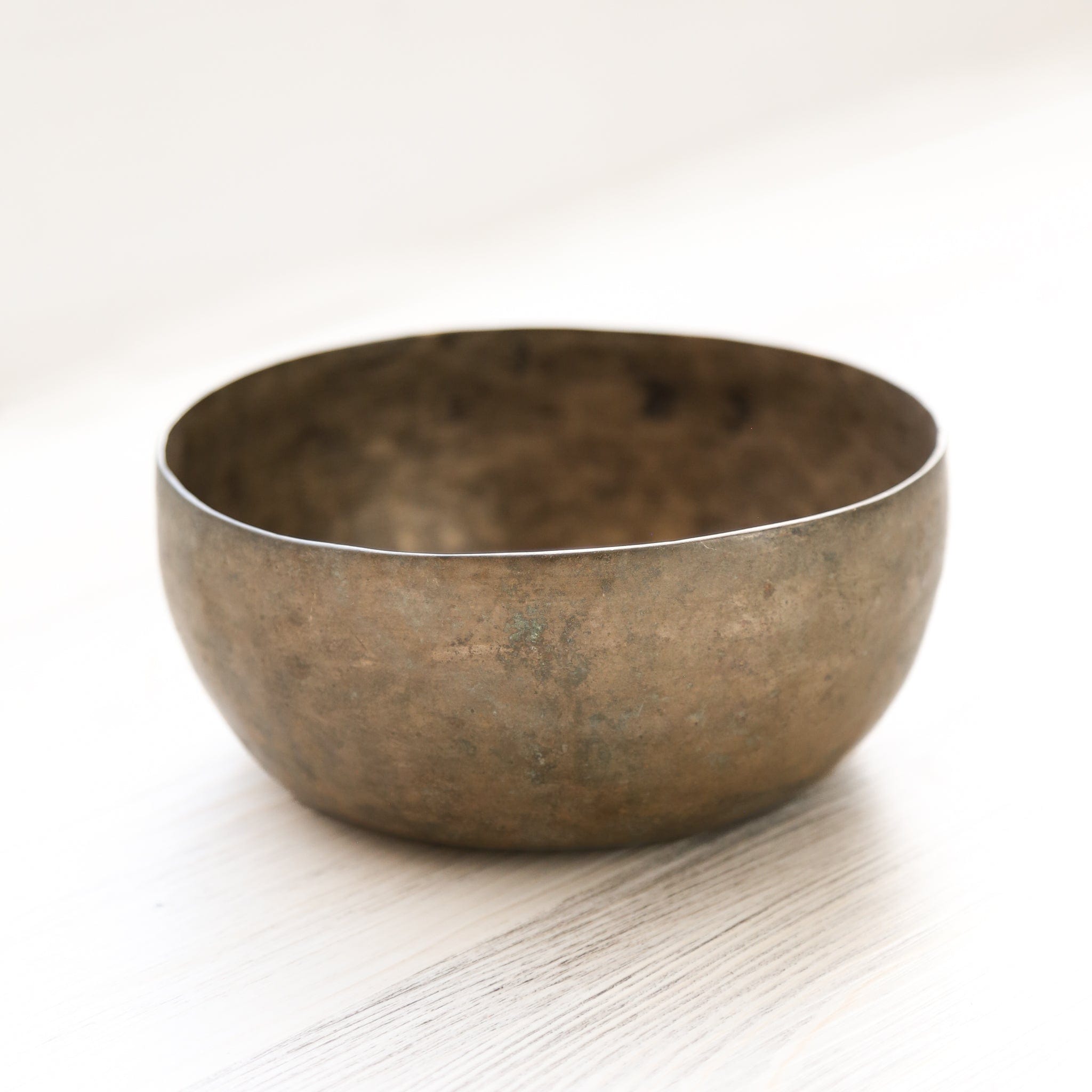 Antique Singing Bowl for Solar Plexus Chakra Healing - 161 Hz Tibetan Meditation Instrument for Yoga, Sound Therapy & Spiritual Cleansing