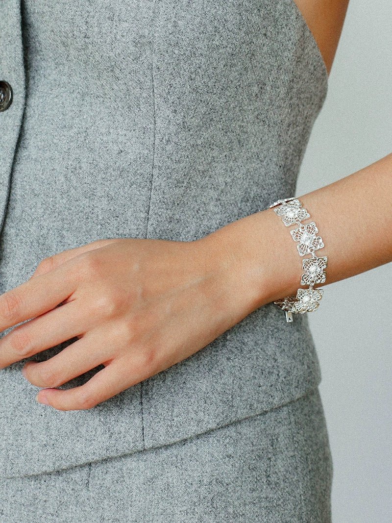 Stylish Niche Design Lace Four Leaf Clover Hollow Bracelet - Perfect for Women's Fashion, Gift Giving & Special Occasions