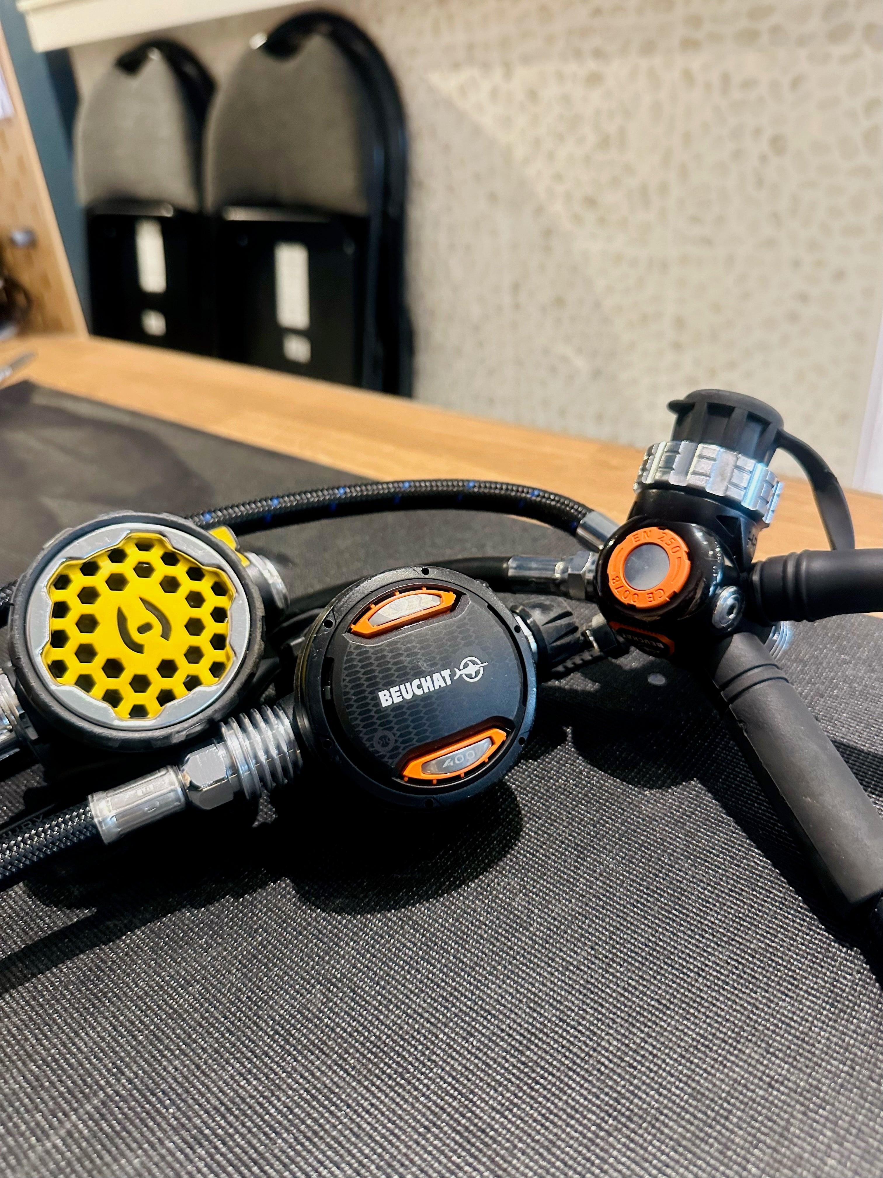 Beuchat VR400 & Hollis 150LX Octopus & Oceanic Max Depth Swivel Combo - Professional Scuba Diving Regulator Set for Deep Sea Exploration