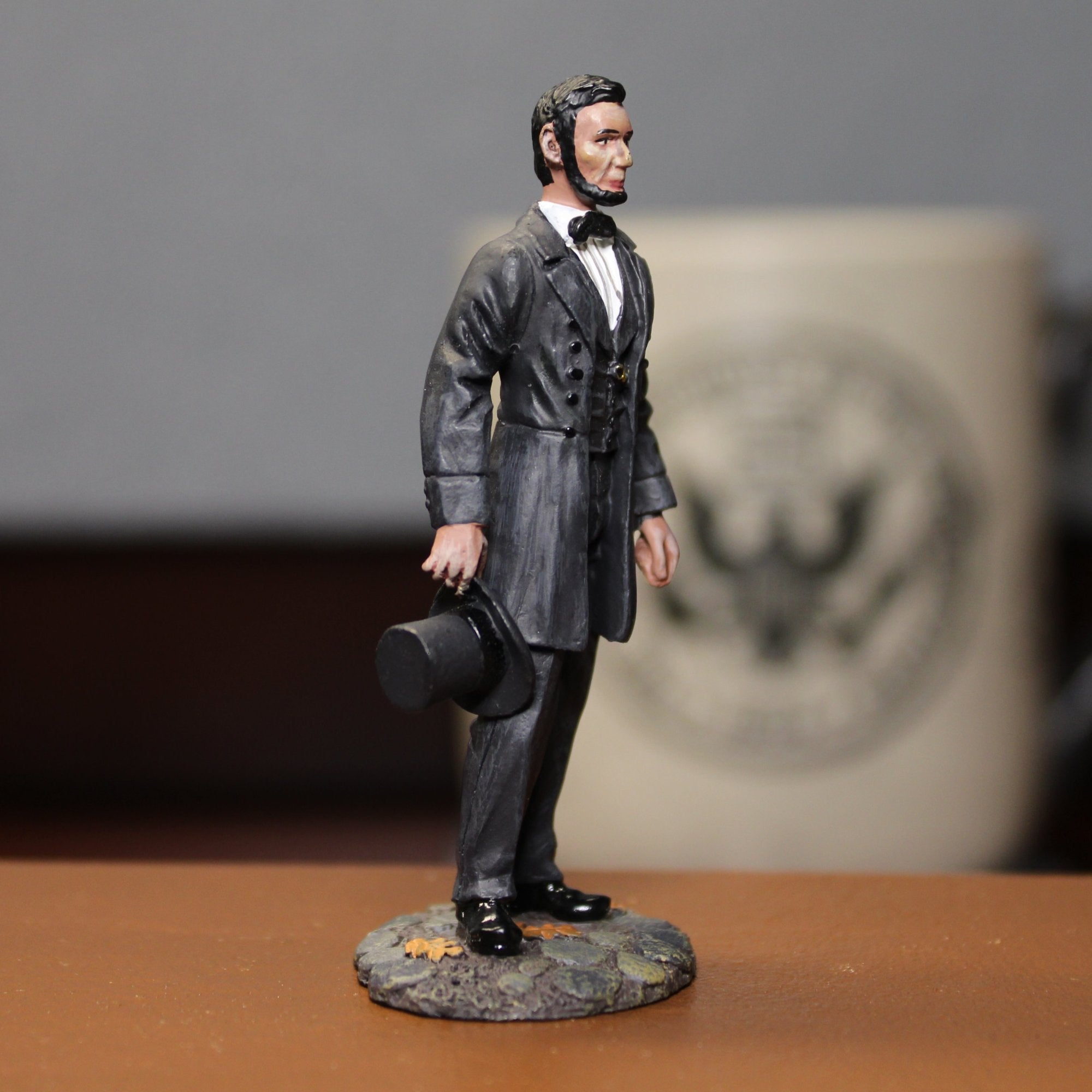 Authentic Miniature Abraham Lincoln Figurine - Collectible President Statue for History Enthusiasts | Perfect for Home Decor, Office Display & Gift Giving