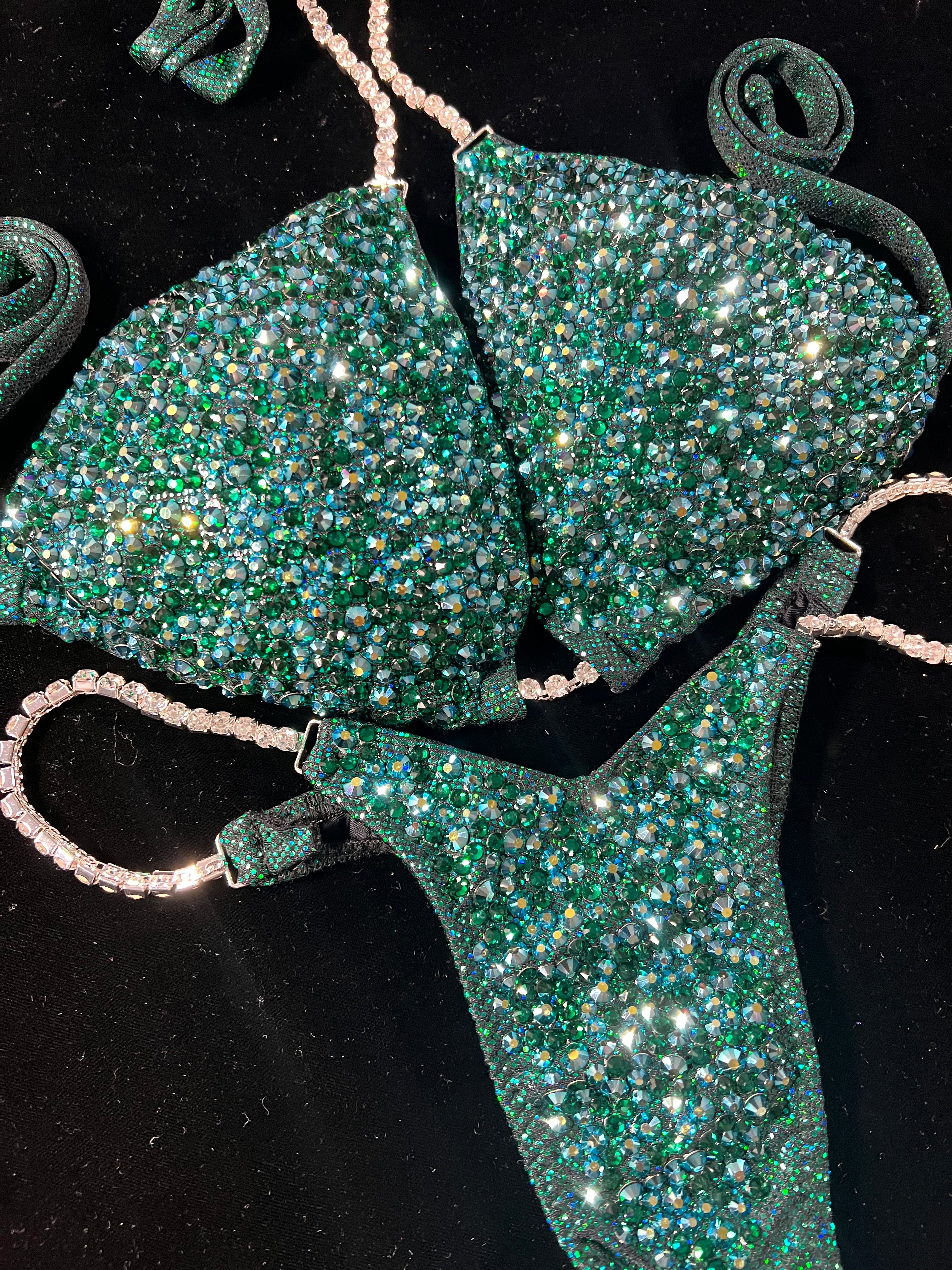 Ultimate Glam Emerald AB Crystal Rhinestones - Perfect for DIY Jewelry, Nail Art, and Costume Design