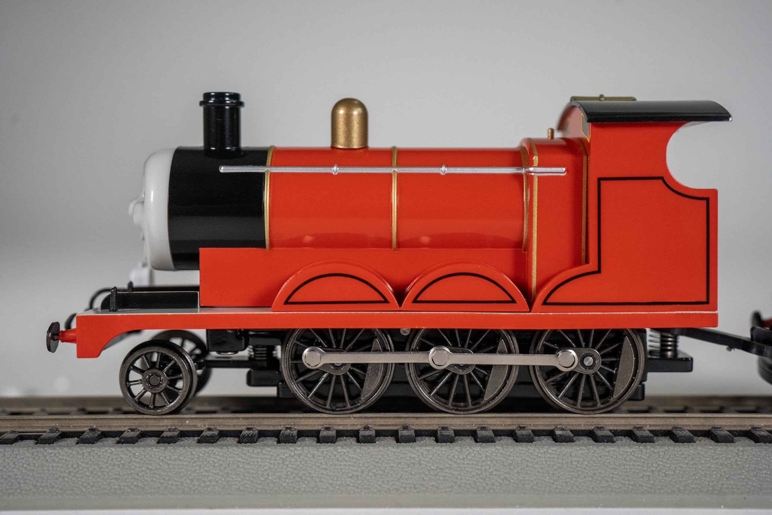 Bachmann Trains - THOMAS & FRIENDS James The Red Engine with Moving Eyes - HO Scale Model Train for Kids & Collectors - Perfect for Birthday Gifts, Train Sets & Display Collections