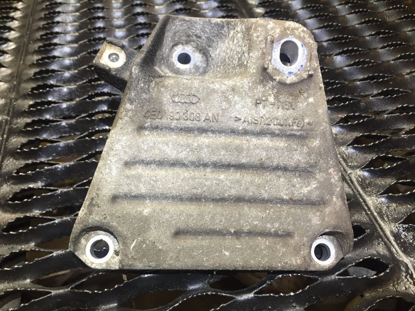 04 05 06 07 Audi A8 D3 4.2L Right Passenger Side Engine Motor Mount Bracket OEM Replacement Part - Perfect for Smooth Ride & Vibration Reduction