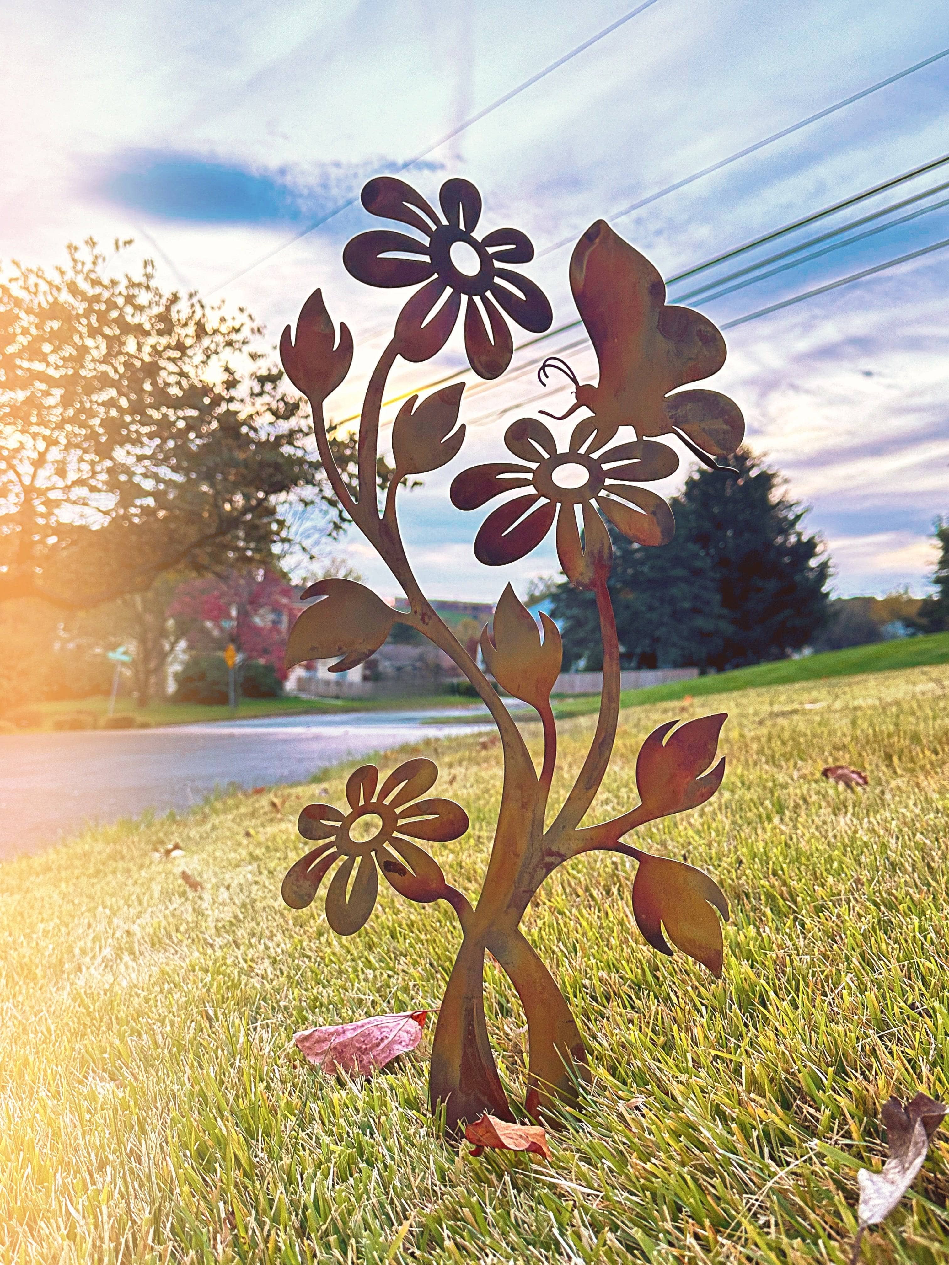 Beautiful Daisy Flamed Garden Stake - Decorative Outdoor Metal Flower Stake for Yard, Lawn, and Garden Decor - Perfect for Patio, Backyard, and Landscape Design