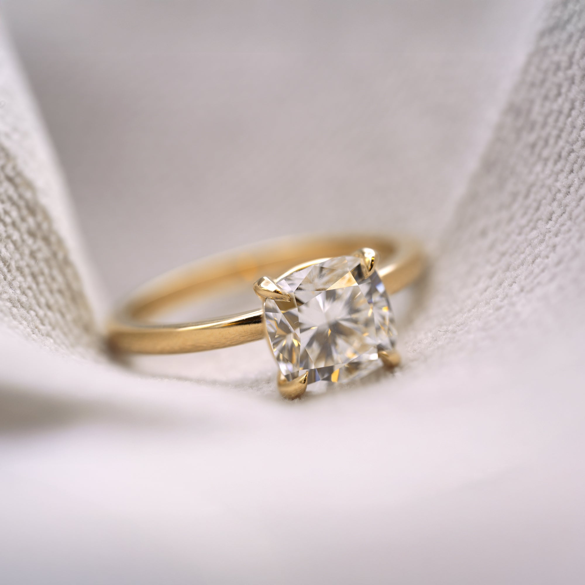 Exquisite Cushion Cut Solitaire Engagement Ring - 14K White Gold Diamond Wedding Band for Women - Perfect for Proposals, Anniversaries & Special Occasions