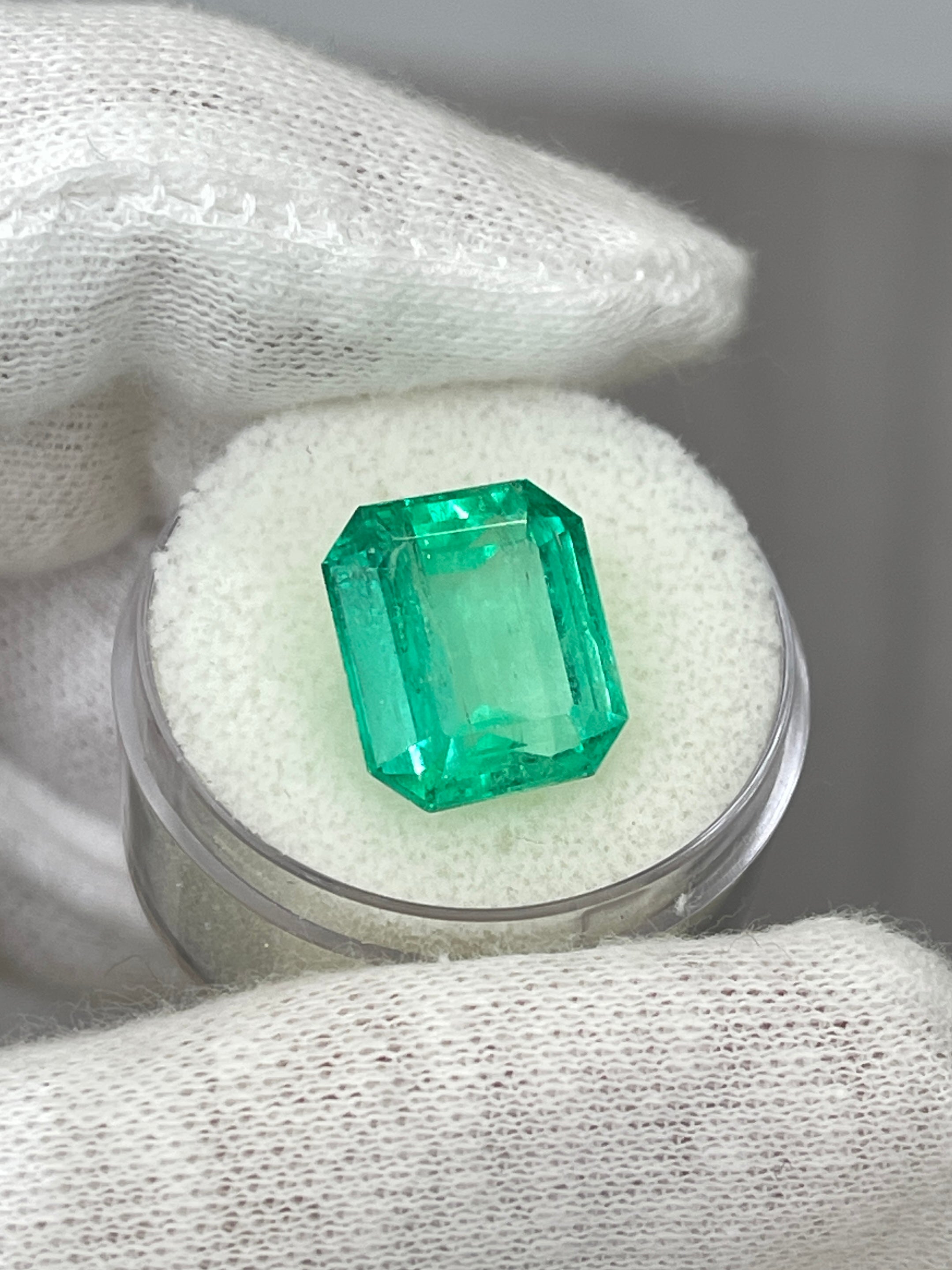 8.33 Carat 13x11.5mm Natural Colombian Emerald Gemstone - AAA Quality Loose Emerald for Jewelry Making, Engagement Rings & Fine Collections