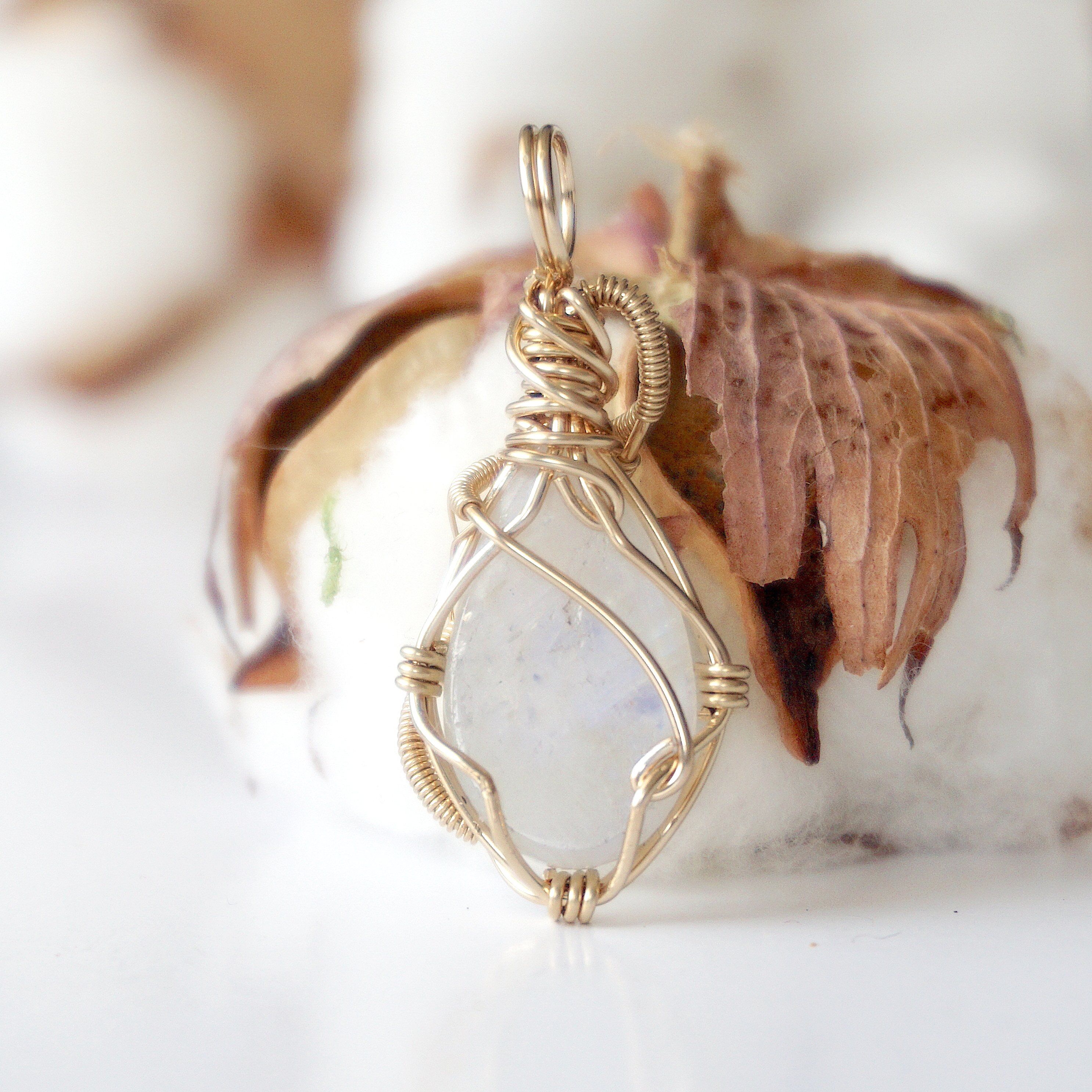 Rainbow Moonstone Necklace 14k Gold Filled - Elegant Healing Crystal Jewelry for Women, Perfect for Spiritual Healing, Meditation & Everyday Wear