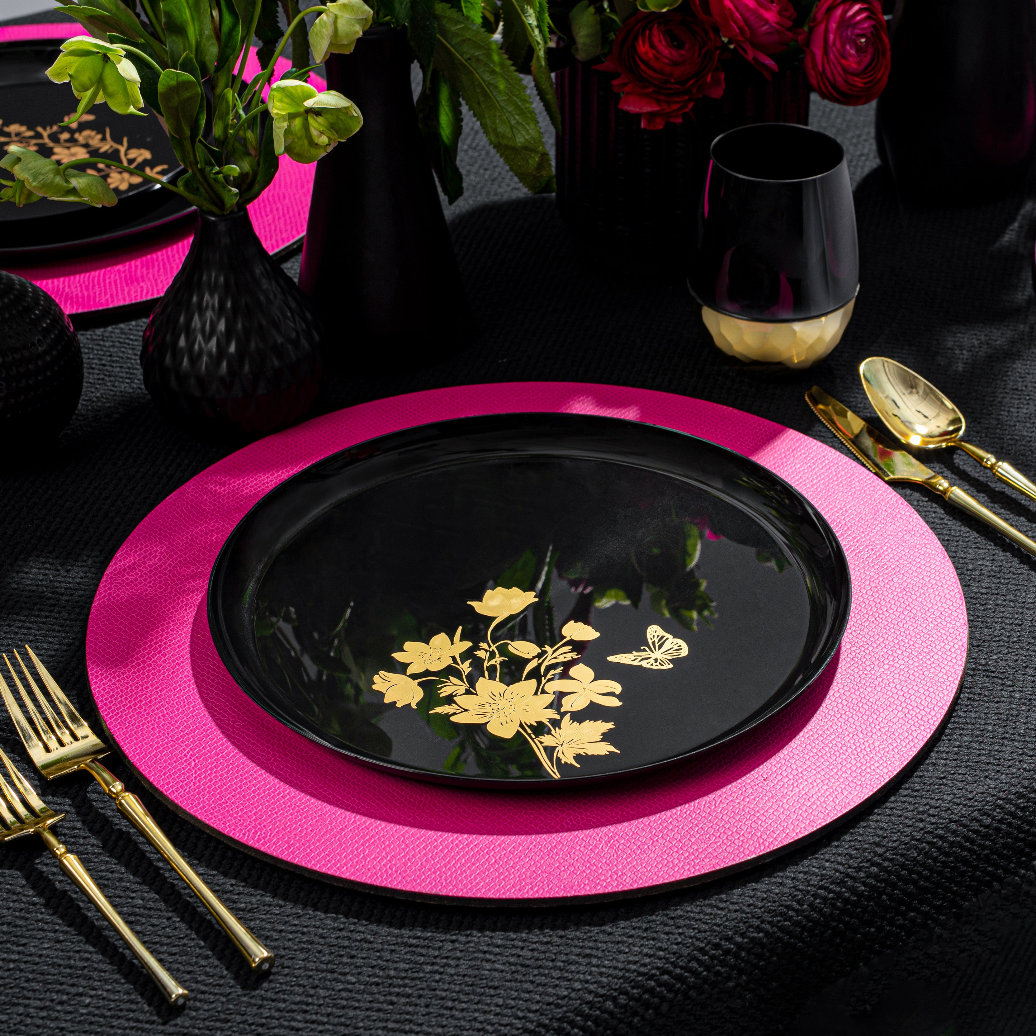 20-Piece Black and Gold Round Plastic Dinnerware Set - Elegant Disposable Plates, Cups & Cutlery for 10 Guests - Perfect for Garden Parties, BBQs, and Outdoor Dining Events