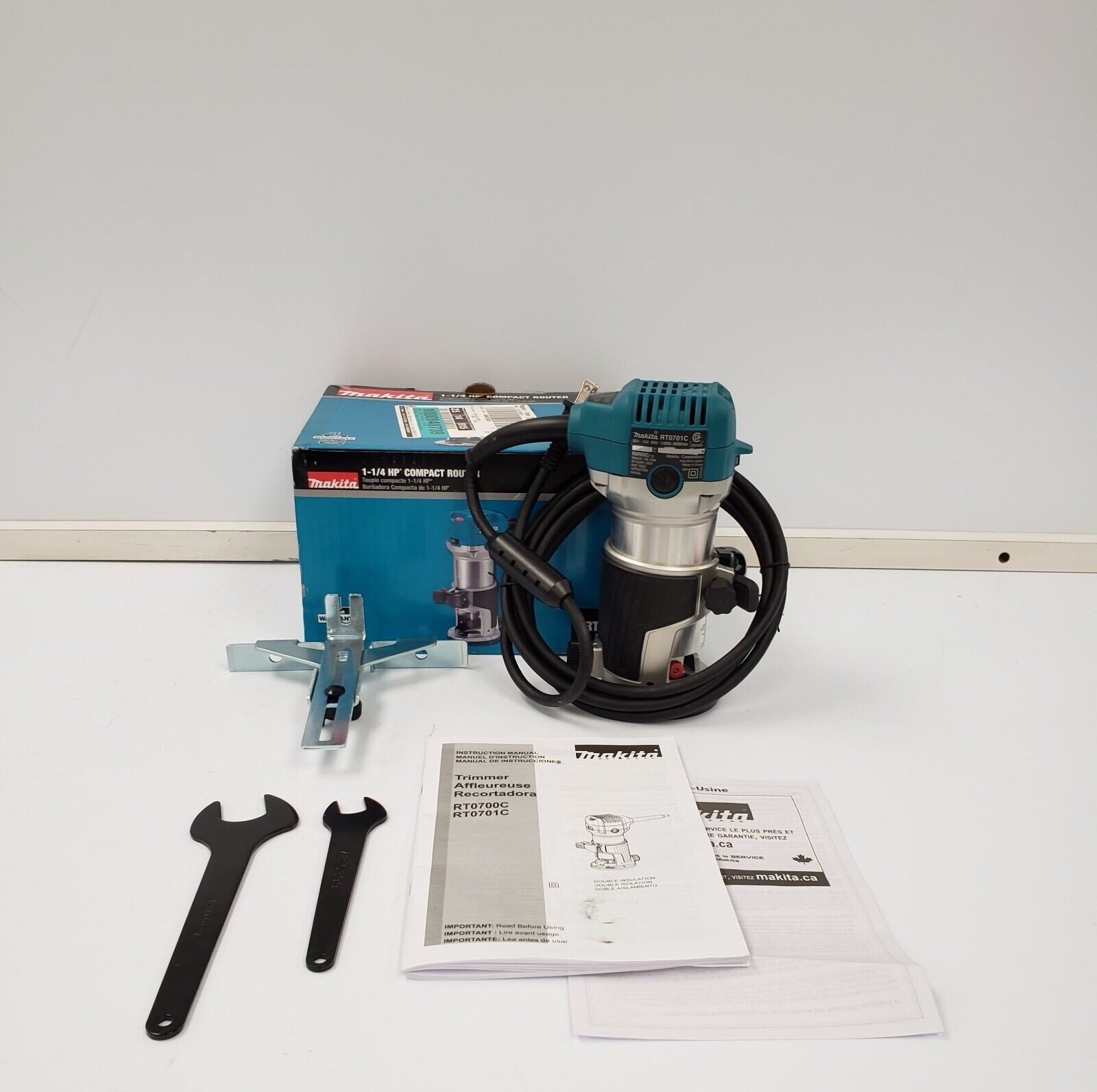 Makita RT0701C Compact Router - 1-1/4 HP, Variable Speed, Precision Woodworking Tool for DIY Projects & Professional Carpentry - Perfect for Edging, Trimming & Decorative Woodworking