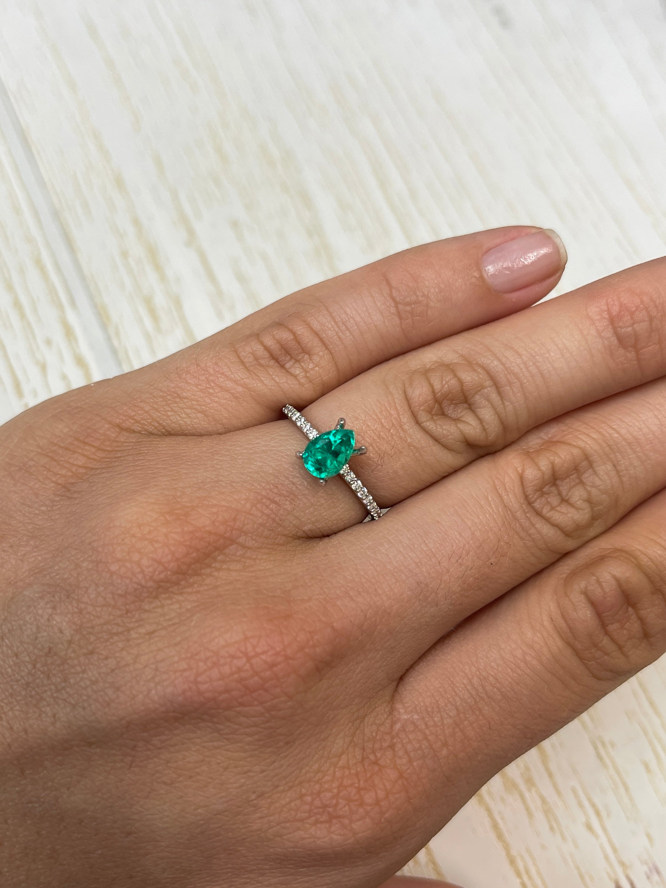 1.0 Carat 8x5.5mm AAA+ Natural Loose Colombian Emerald Pear Cut Gemstone for Jewelry Making, Engagement Rings & Fine Collections