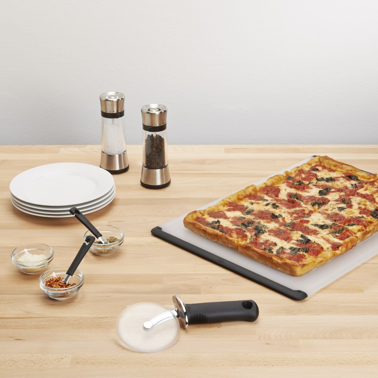 OXO Stainless Steel Pizza Cutter Wheel - Sharp Blade for Easy Slicing, Ergonomic Handle for Comfort - Perfect for Homemade Pizza, Pasta, Dough Cutting & Kitchen Prep
