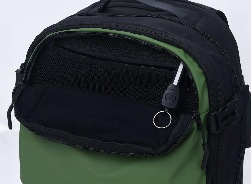 Travelite 17.3 Inch Vacuum Compression Travel Backpack with Hand Pump - Lightweight Green Carry-On Luggage for Airplane, Camping & Outdoor Adventures