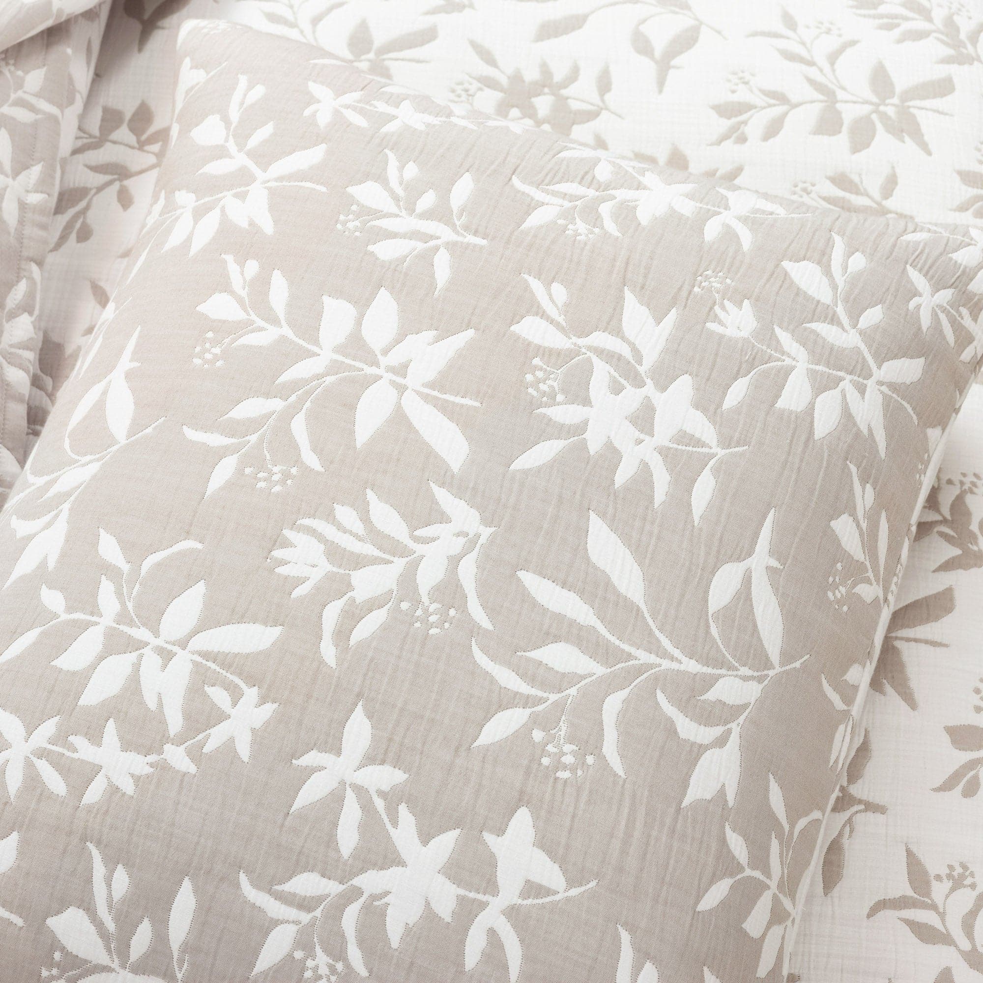 Floral Jacquard Reversible Soft Matelassé 3-Piece Quilt Set - Queen Size Bedding for Cozy Bedroom Decor