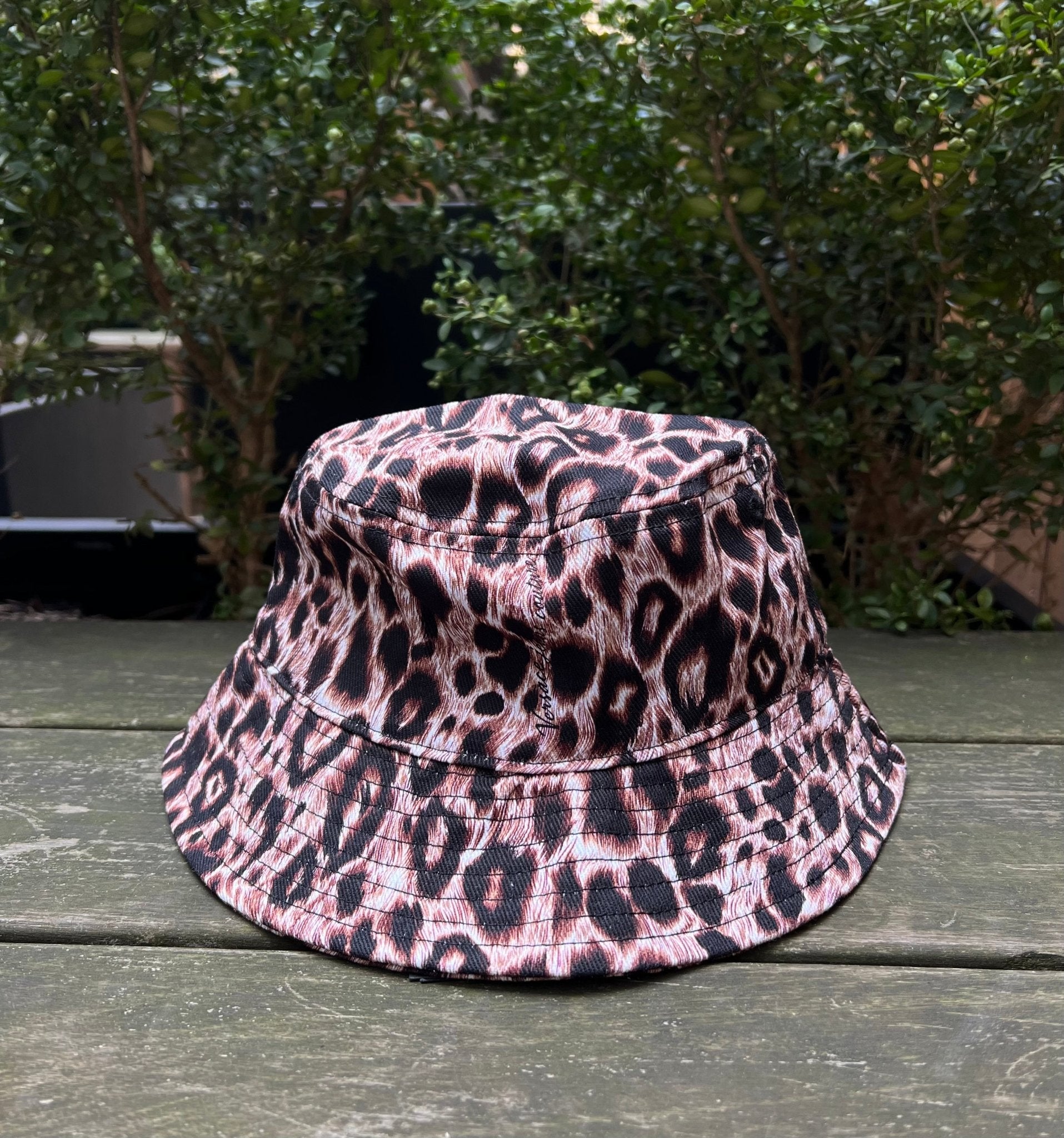 Versace E72GAZK08 EZG089 EY4V Bucket Hat for Men & Women - Luxury Designer Sun Hat for Beach, Outdoor & Summer Fashion