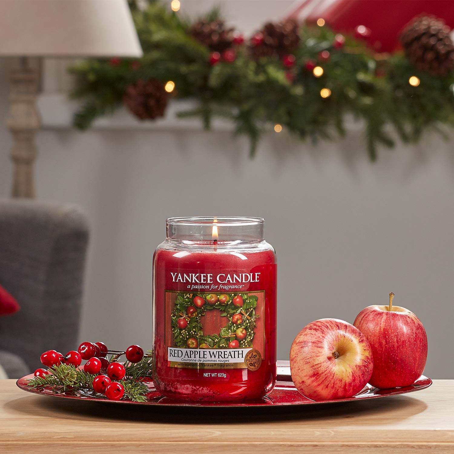 Yankee Candle Red Apple Wreath Small Jar Candle - 3.7oz Scented Candle for Home, Fall Decor & Cozy Autumn Ambiance