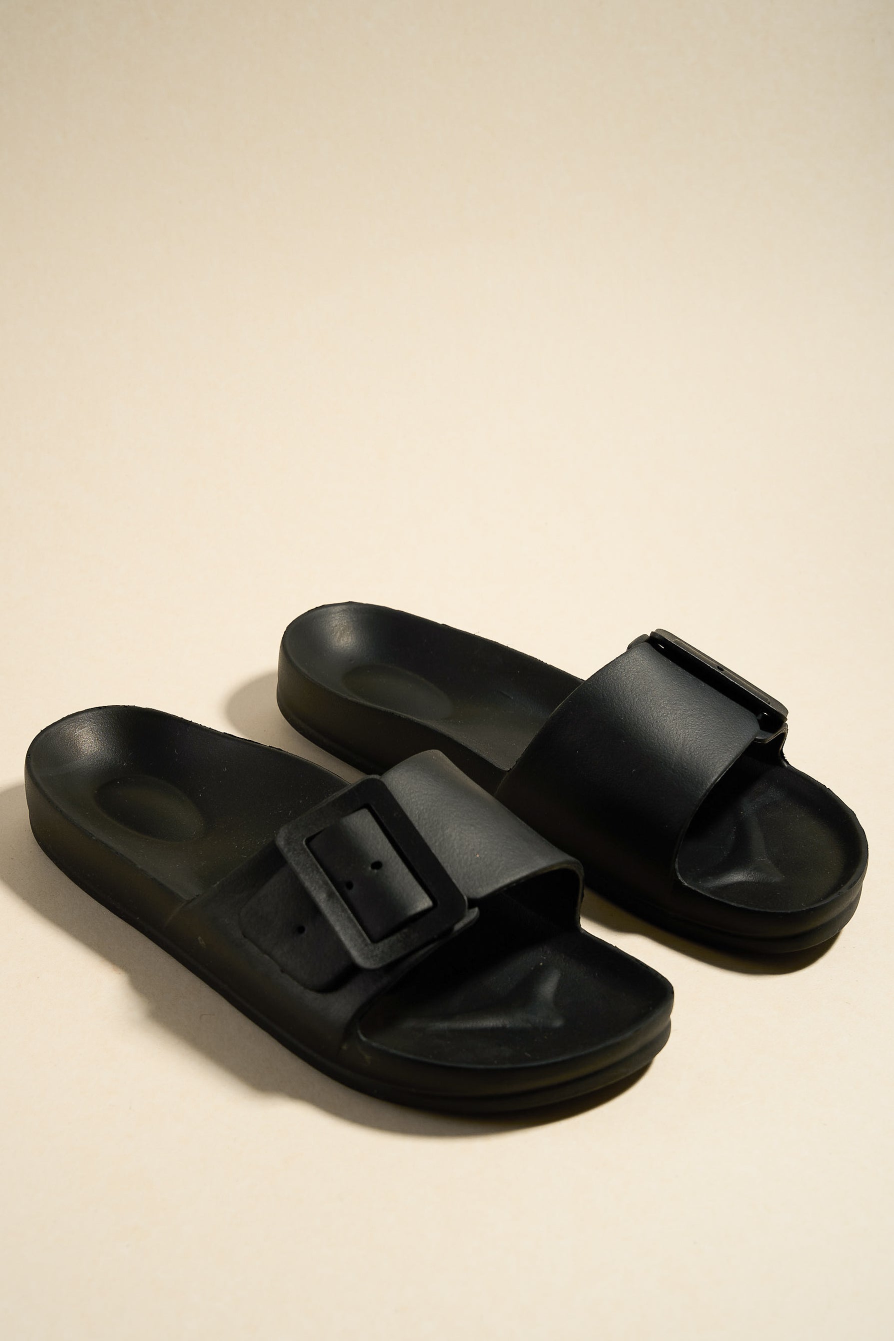 Cool Black Single Buckle Slides - Comfortable Summer Sandals for Men & Women | Perfect for Beach, Pool, and Casual Outings