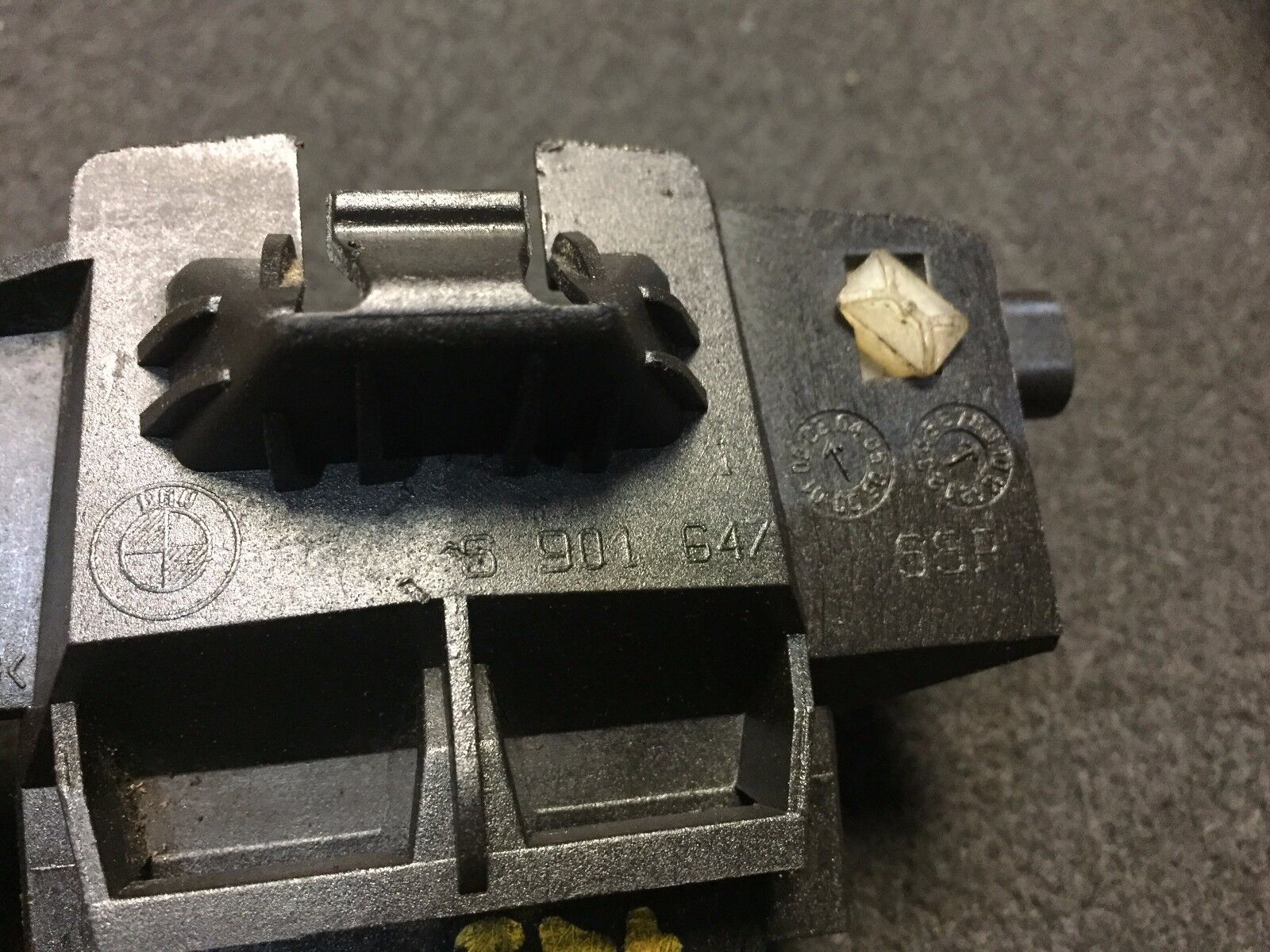 02 03 04 05 BMW E65 E66 Micro Air Housing Mount Bracket Holder 6901647 OEM Replacement - Perfect for Engine Air Filter Housing Repair & Maintenance